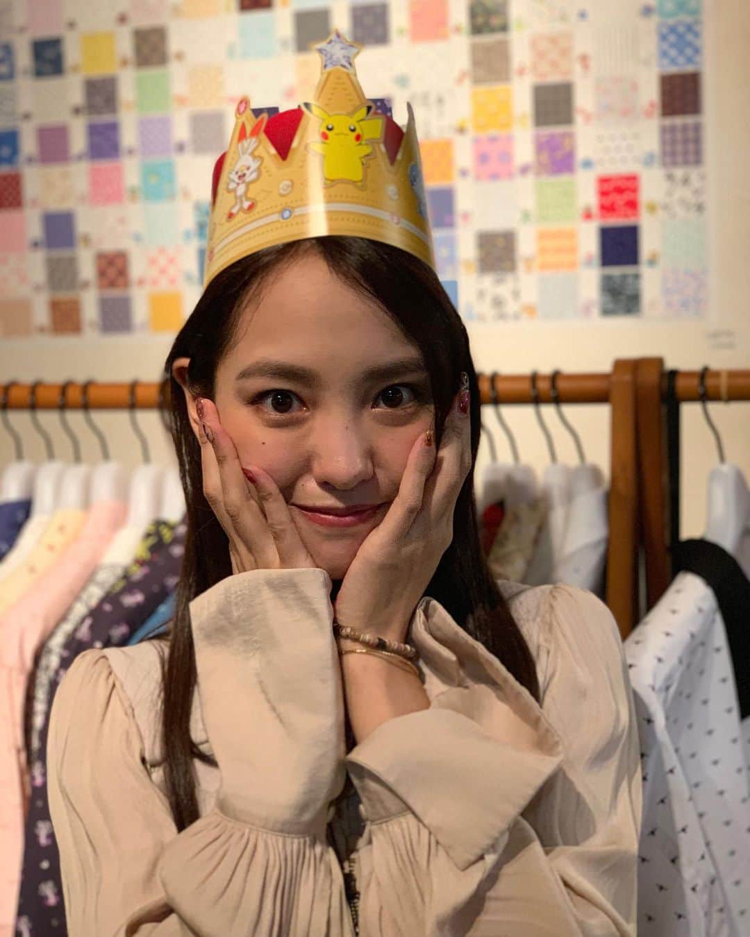飯窪春菜のインスタグラム：「🎮👑♥️ ・ ・ 渋谷PARCOのポケモンセンターに行った時に、11月お誕生日だったので特典で王冠もらっちゃいました🤣♥️ ・ 御三家もいて可愛かったです🥰♥️ ・ ・ ・ #渋谷parco  #ポケモンセンター  #ポケセン  #ポケモン  #お誕生日特典  #さいご変顔 🙇🏻‍♀️ #はるなの毎日  #飯窪ってる」