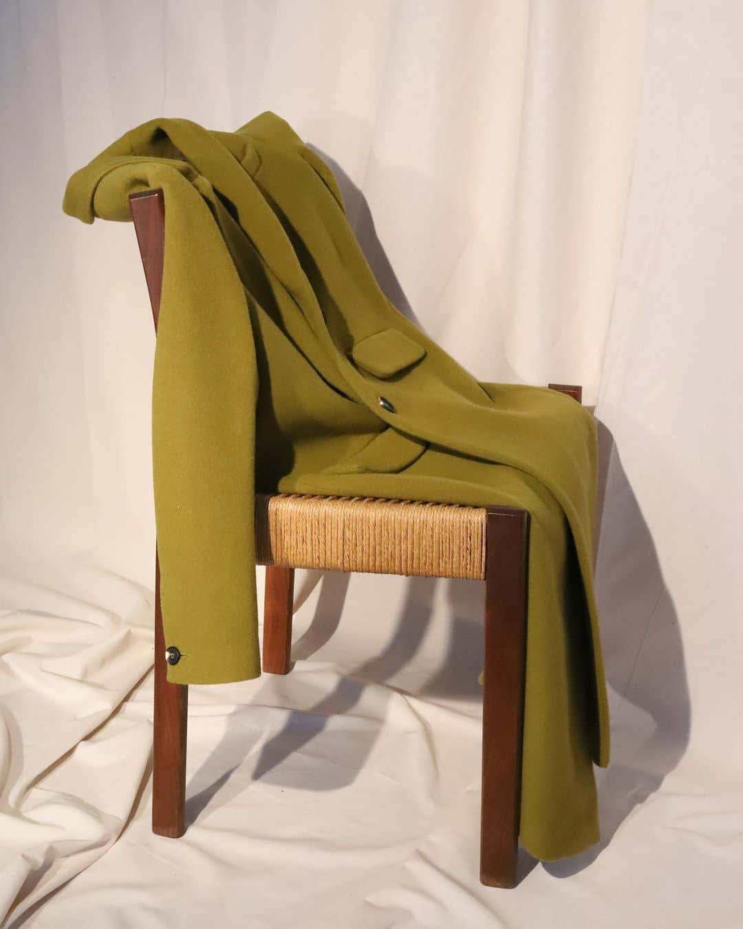 アメリカンビンテージのインスタグラム：「LA LISTE DE NOËL #1 Un manteau vert kiwi pour noël ? Vous ne pouvez pas le manquer ! Tissus italien et finition velours, le manteau Bilofield est un essentiel de saison. Il est également disponible pour les hommes. 🎁 Rendez-vous en boutique et sur www.americanvintage-store.com . CHRISTMAS WISH LIST #1 A kiwi green coat for Christmas? You can't miss it! With its Italian fabric and velvet finish, the Bilofield coat is a must this season. Also available for men. 🎁 Visit your local store or www.americanvintage-store.com #amvfestiveseason #americanvintage #festiveseason」