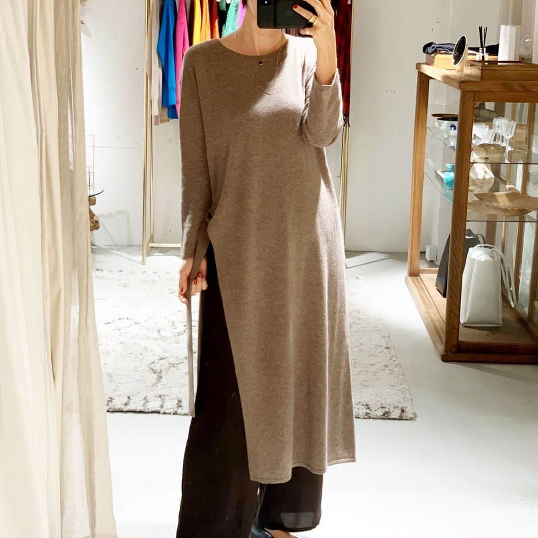 のインスタグラム：「今日はショップチャンネル『cincuenta』のサイドスリットニットで。 2枚目の写真のストール、SALEになりお得になります!気になっていた方、ぜひお店に遊びに来てくださいね。 ちなみに目元は　@tokyocosmetics_official  プピラのアイラインとマスカラです☺︎ #cincuenta #シンクエンタ #ショップチャンネル  #辺見えみり」