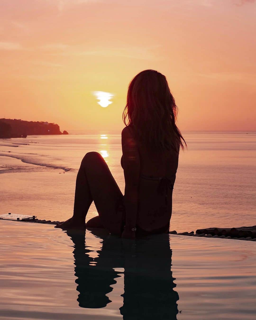 のインスタグラム：「🌅🥺🧡💖 大好きなBaliにみんなを連れてこれて みんなで楽しい時間を過ごせて幸せだった🥺❤️ みんなからのsurpriseもとっても嬉しかった〜😭❤️ ㅤ 私はまだまだ未熟だけど みんなを幸せにしたい気持ちでいっぱいなのです。 一般の会社や他のネイルサロンが どんななのかは知らないけど、 うちの会社は、お客様はもちろん、 社員に1番幸せでいて欲しい。 幸せな人じゃないと人を幸せにできないと思うんだ。 いつも感謝の気持ちでいっぱいです。 ありがとう❤️❤️❤️ ㅤ #moonlitの社員旅行 毎年出来ますように🙏🏽💖 ㅤ 📸 @bali_gaido_jun」