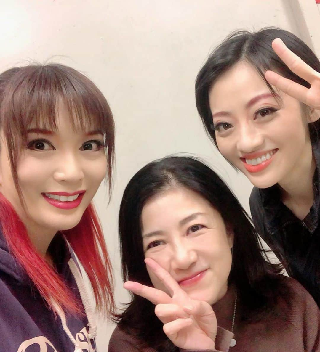 蓮城まことさんのインスタグラム写真 - (蓮城まことInstagram)「👘 劇団朱雀 復活公演 11月26日に幕を開けました✨ 同期のあんじ、らび、ようちゃんが 『河童村ブルース』共演者の鈴樹さんが観に来て下さいました😆 嬉しかったーーー！ 考えたら蓮城、初めて人様の前で 女性として踊っていて、 まだまだ慣れない事ばかりですが すごく楽しいです💃 同期のさなえが心強くて、 本当にありがたい😭 12月15日まで紀伊国屋サザンシアターで公演しています☺️ これから観に来られる皆様、 宝塚とは違った楽しみ方なので 恥ずかしがらずに朱雀ファンの皆様と一緒に 大いに楽しんで盛り上がって下さいね🕺 蓮城は赤髪ですので、 それを目印に見つけて頂けると嬉しいです✨ 今日は休演日、 明日からまた楽しんで舞台に立ちますー💃🕺 #劇団朱雀 #復活公演 #紀伊国屋サザンシアター #12/15まで #妃乃あんじ #萌野りりあ #嶺乃一真  #千葉さなえ #89期 #同期 #鈴樹志保 さん #高畠まな ちゃん #河童村ブルース #赤髪蓮城 #見つけてね」12月2日 19時18分 - makotorenjo_king_official