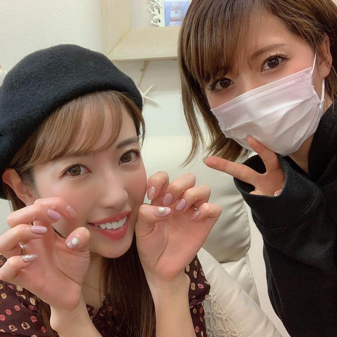 舟山久美子（くみっきー）さんのインスタグラム写真 - (舟山久美子（くみっきー）Instagram)「おニューなNAIL💅♡ なんか最近あまーい気分🧸💋 ピンクとキラキラとパールと言う間違いない、『可愛い』を詰め込んだよ❣️ @cherielamer_asami  ありがとう☺️ #nail #new #pinknails #冬ネイル #ネイル #渋谷 #cherielamer #あさみ」12月2日 19時19分 - kumikofunayama