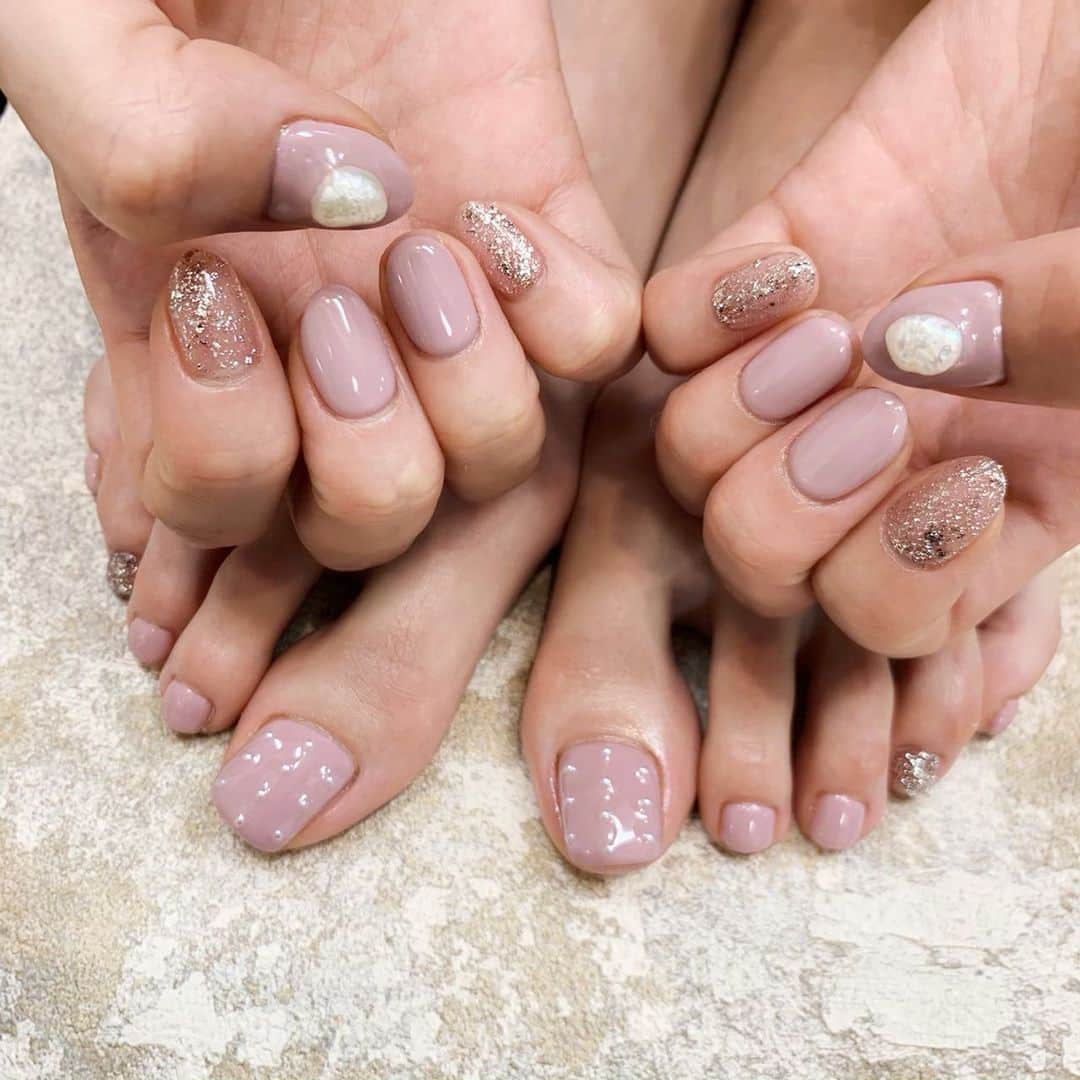 舟山久美子（くみっきー）さんのインスタグラム写真 - (舟山久美子（くみっきー）Instagram)「おニューなNAIL💅♡ なんか最近あまーい気分🧸💋 ピンクとキラキラとパールと言う間違いない、『可愛い』を詰め込んだよ❣️ @cherielamer_asami  ありがとう☺️ #nail #new #pinknails #冬ネイル #ネイル #渋谷 #cherielamer #あさみ」12月2日 19時19分 - kumikofunayama