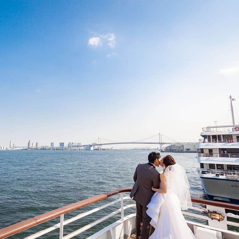 シンフォニーウェディング【公式】さんのインスタグラム写真 - (シンフォニーウェディング【公式】Instagram)「船上ウェディングのシンフォニー。  おふたりのフォトスポット たくさんございます♪  船は出航し、 挙式、披露宴、と移りゆく景色も大切な演出。  東京湾をぐるりとハートを描いて進みます。  @symphony_wedding @symphony_cruise  #シンフォニーウェディング #シンフォニークルーズ #シンフォニー #ウェディングクルーズ #クルーズウェディング #船上ウェディング #船上パーティー #貸切ウェディング #おもてなし #東京観光 #東京湾 #ハートライン #幸せのおすそわけ  #東京花嫁 #式場選び #ブライダルフェア」12月2日 19時23分 - symphony_wedding