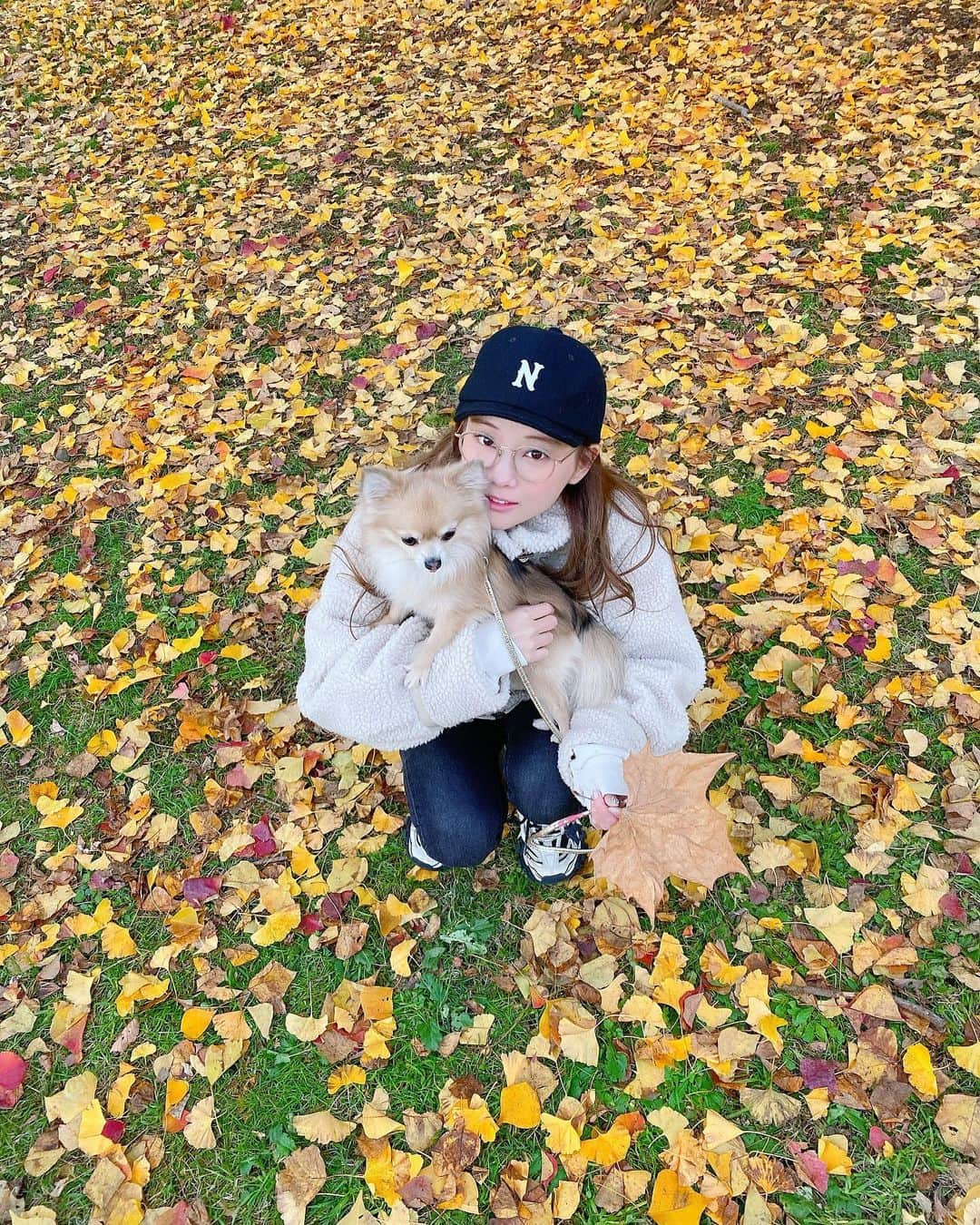 重盛さと美さんのインスタグラム写真 - (重盛さと美Instagram)「It's warm with you. 🍁💛🧡 #6回目の秋#大きな葉っぱを見つけました。 いつも私のそばにいてくれてありがとう❄️🌸🌻🍁」12月2日 19時30分 - satomi_shigemori