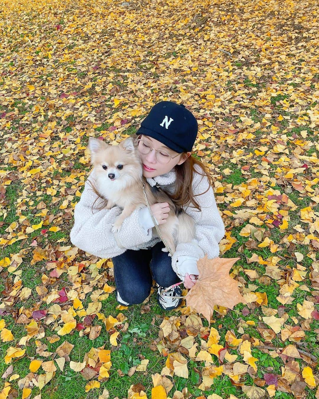 重盛さと美さんのインスタグラム写真 - (重盛さと美Instagram)「It's warm with you. 🍁💛🧡 #6回目の秋#大きな葉っぱを見つけました。 いつも私のそばにいてくれてありがとう❄️🌸🌻🍁」12月2日 19時30分 - satomi_shigemori