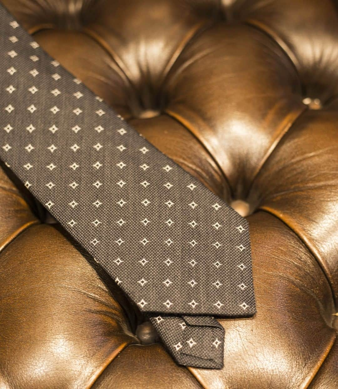 ターンブル&アッサーさんのインスタグラム写真 - (ターンブル&アッサーInstagram)「Treat yourself to this monochrome silk and wool blend tie in a neat star pattern, which fits perfectly with a crisp white shirt in our signature T&A collar. Shop now in-store or online using the link in our bio. #turnbullandasser #turnbull_asser #shirtmaker #JermynStreet #craftsmanship #london #royalwarrant #giftsforhim #heritagebrand #britishheritage #corduroy #suits #needlecord #tailoring」12月2日 19時30分 - turnbull_asser