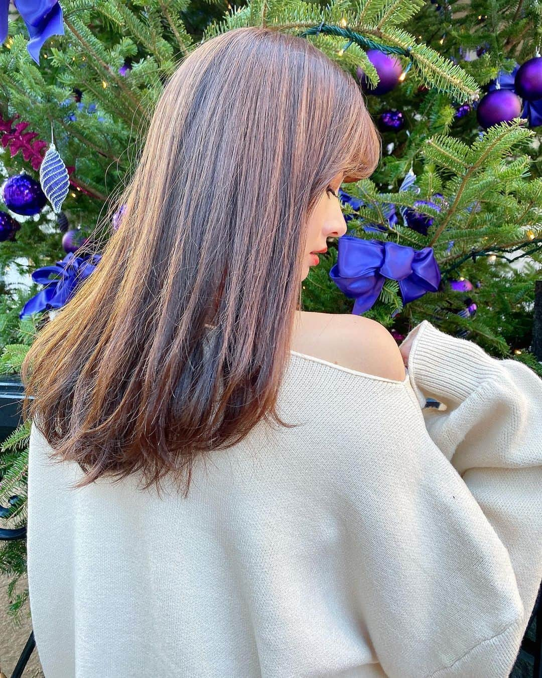 得あゆさんのインスタグラム写真 - (得あゆInstagram)「ちょっと前だけどhair color and cut ✂︎ ユーレルム森上さん　@mineyukimorikami ❤️ まじ可愛いくしてくれるから！ぜひ🥺🔥 ・ ニット肩出しオフショルまじ神🎄 @trifle_official のだよぉ！ ・ ・ ・ ・ ・ ・ ・ ・ ・ #ニット#ワンピ#ニットワンピ#ベージュ#ホワイト#シンプルコーデ#ヘアスタイル#アクセサリー#クリスマス#クリスマスツリー#お洒落#クリスマスプレゼント#大人可愛い#オトナ女子#ナチュラルメイク#表参道#お買い物#カフェ巡り#イヤリング#ブレスレット  #デート#カップル#ランチ#omotesando#christmastree#christmas#beige#knit#onepiece#japanesegirl#christmas」12月2日 19時31分 - tokuayu819