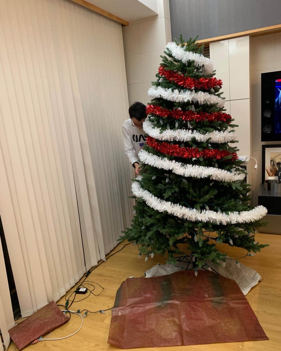 のインスタグラム：「Work in progress! #christmastree#familytime #ルメール」