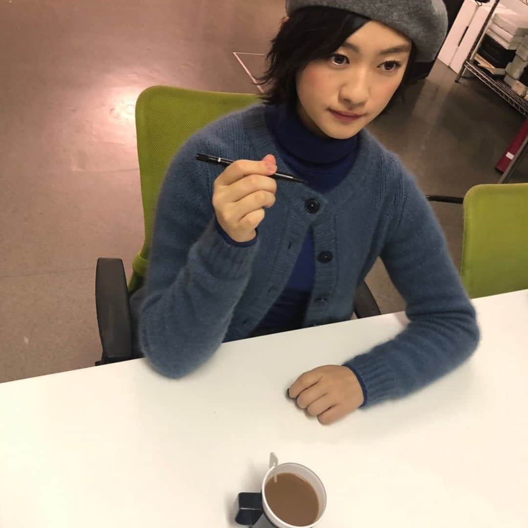 小林歌穂さんのインスタグラム写真 - (小林歌穂Instagram)「小説家さんのサイン会﻿ ﻿ コーヒーを茶飲みに 椅子を縁側に変えたらおばあちゃん﻿ ﻿ ﻿ #小林歌穂#エビ中生写真#縁側系#笑笑#メンバー集合写真はおばあちゃんと孫達みたいだった#あはは」12月2日 19時36分 - kobayashi_kaho_official