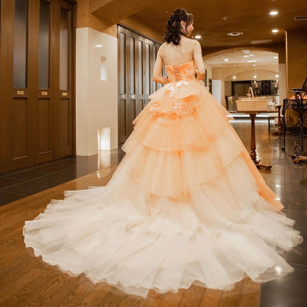のインスタグラム：「. . カラードレスの後ろ姿 . サーモンピンクが ご新婦さまにぴったり♩ . . @celestakadaをフォローして、 ［＃セレス高田馬場］［＃セレス花嫁］で フェアの様子や当日レポをUP してね✴︎ こちらのアカウント( @celestakada ) でご紹介させて頂きます⁂ . . \\セレス高田馬場の大人気！！// ブライダルフェアに参加しよう！ 豪華試食が無料で味わえるフェアが満載！ 詳しくはTOPのURLから checkしてみてくださいね◎ ＞＞＞@celestakada . . セレス高田馬場 ☎️03-3207-5161 10:00~20:00(土日祝9:00~) [定休日]毎週木曜日 . . #セレス高田馬場#CELES高田馬場 #セレス花嫁#結婚式#プレ花嫁#卒花 #卒花嫁#結婚式準備#挙式#大聖堂 #ブライダルフェア#式場見学#東京花嫁 #結婚式場#高田馬場#関東花嫁 #全国のプレ花嫁さんと繋がりたい #全国の花嫁さんと繋がりたい #2020年春婚#2020年夏婚#2019年秋婚 #2019年冬婚#wedding#2019wedding #ウェディングフォト#前撮り #ウェディングドレス#カラードレス」