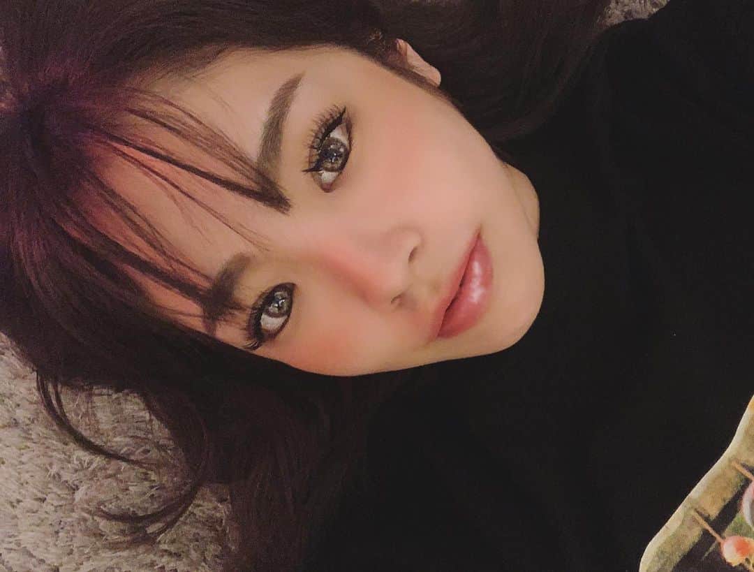Linaのインスタグラム：「まつ毛ふさふさ〜♡ 丁度顔の横にヒーターがあってヒーターのライトで撮ってるから赤っぽいな〜🤳. 上から撮ると顔がシュッとする気がする〜🌛. . @salon__ef__official  ディープ&シングルmix 11.13.12㎜/ccカール 担当　三浦さん. . 下まつげも全然取れないし本当に持ちがいい🥺✨. いつもありがとうございます♡. . #salonef #ef #マツエク #eyelash #shibuya」