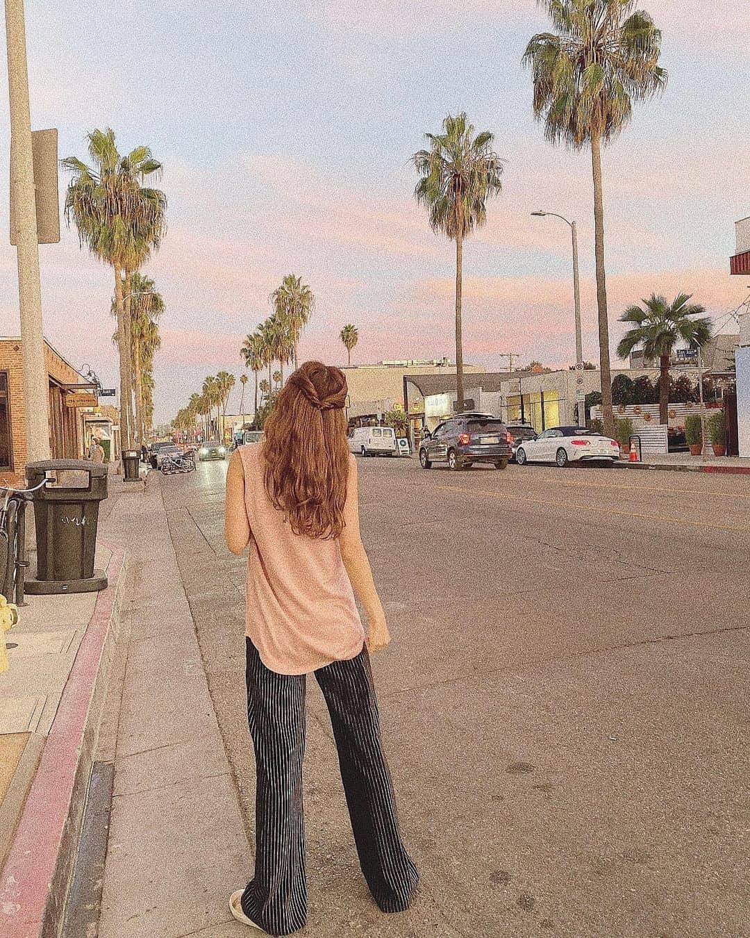 りなてぃさんのインスタグラム写真 - (りなてぃInstagram)「﻿ ﻿ ﻿ ﻿ #とらべりーな 🐾🌿﻿ ﻿ 【 Abbot Kinney 】﻿ ﻿ ﻿ 個人的には今回のLAで1番テンション上がった街。💓﻿ ヴィンテージショップがあったり﻿ カフェ☕️アイスクリーム🍨壁にアートもあって﻿ カラフルでおしゃれで、歩いてるだけでも楽しかったよ🥺﻿ ﻿ ﻿ 少しずつ変わってく空の色を﻿ 見てるだけでしあわせだった。💓﻿ ﻿ ﻿ ちなみにこのお洋服👕﻿ caféの雑貨コーナーにあって﻿ 色もロゴもかわよ。ってなって買ってしまた😂💓﻿ ﻿ ﻿ ﻿ #りなてぃースタイル 🌵❤︎﻿ ﻿ tops〻 Carrera Café﻿ pants〻  @forever21 ﻿ ﻿ ﻿ ストライプって細く見えるけど﻿ なかなかストライプのパンツって﻿ あんま。見たことなかったかわよい💓﻿ ﻿ ﻿ ﻿ ﻿ 未だNYとLAの余韻が。（笑）﻿ ﻿ 割と新しいことには好奇心旺盛な方だけど、でも﻿ ﻿ 日本にいたらきっと﻿ 店内に入ろうともしなかったようなお店に入ったり﻿ ﻿ きっと手に取って見ることはしなかったようなアイテムを﻿ 手に取って見てみたりとか﻿ ﻿ ﻿ 海外行くと毎回思うのは﻿ 興味をもつ幅がより広がったり﻿ それに対する新しい感情が毎回生まれて﻿ それを吸収して帰ってこれるからすき💓﻿ ﻿ ﻿ ﻿ ﻿ #fashion #ootd #outfit #coordinate ﻿ #cosme #cosmetic #make #makeup ﻿ #hairstyle #haircolor #la #ロス #ロサンゼルス﻿ #アメリカ #アメリカ旅行 #旅行 ﻿ #AbbotKinney #アボットキニー﻿ ﻿ ﻿」12月2日 19時44分 - rinatea_25