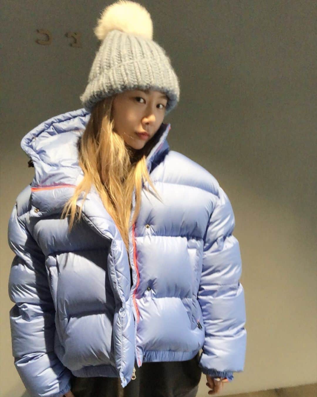 のインスタグラム：「겨울준비 ⛄️❄️ 가방처럼 매는건 처음 경험 👀  #인싸패딩」