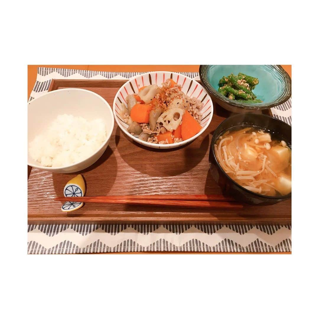 森遥香さんのインスタグラム写真 - (森遥香Instagram)「. 🍴 . . 普段は自炊の写真を撮らないのですが 今日の夕飯の写真を🍳 . 根菜のにんにく醤油煮 いんげんの胡麻和え 玉ねぎとエノキのお味噌汁 マンナン入り糖質オフ白米 . #毎日自炊派 #今日のごはん  #こんな感じの普通の食卓 #いかに安く作れるかがモットー #買い物が安く抑えられた時はガッツポーズ #内田朝陽さんにキノコは冷凍した方が美味しいと教わりました .」12月2日 19時48分 - moriri_h