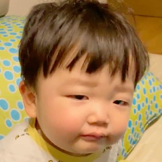山西章博のインスタグラム：「牛乳が飲みたい時だけこのジェスチャーをする…。 #赤ちゃん #嫡男 #せがれ #牛乳飲みたい #ジェスチャー #お茶ではしない #牛乳だけする #耳だけ似てる #耳以外も似て来た #これ以上似るな #ママリ#パパリ#ベビフル#ベビリトル#コドモノ#mamanoko#コノビー#mamanokoカメラ部#mamanokoギフトキャンペーン#コドモダカラ」