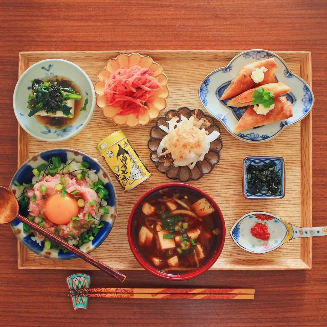Kaori from Japanese Kitchenさんのインスタグラム写真 - (Kaori from Japanese KitchenInstagram)「まぐろユッケ丼と色々おかず。オニオンサラダはフォロワーさん案。 ・ こんばんは。 パルシステムで買った ねぎトロ丼をアレンジしてまぐろユッケ丼に。 ねぎトロ丼にたまごをのせて しょうゆ、コチュジャン、 薬味、海苔をのせたら完成。 簡単オニオンサラダと サツマイモのデザート春巻きは どちらもフォロワーさん案。 簡単で美味しかったです。 ・ 玉ねぎのおいしい食べ方案、 先日もたくさんのありがとうございました。 手書きですが集計結果のせておきます。 そして今日の走り書きは玉ねぎです。 ごちそうさまでした。 ・ 【おしながき】 まぐろユッケ丼 韓国のりフレークとコチュジャン 豆腐と磯のりの赤だし 冷奴　春菊サラダのっけ にんじんとビーツのごま油炒め 簡単オニオンサラダ さつまいものデザート春巻き （さつまいもは紅きらら。 　#ココノミ さんのおいしいお野菜です） ・ Hi from Tokyo! Here’s Japanese breakfast. This menu is also inspired by my follower's advice. Thx a lot!:Tuna bowl w/ egg yolk, miso soup, tofu w/ green salad, stir-fried beets and carrot, onion salad, and sweet potato spring rolls as a dessert. ・ ・ 2019.12.2 Mon ・ #japanesemeal #japanesefood #washoku #breakfast #朝ごはん #おうちごはん #早餐 #아침밥 #薬膳 #うつわ #和食器 #japonais #やちむん #小澤基晴 #自炊 #松浦コータロー #家庭料理」12月2日 19時50分 - coco_kontasu