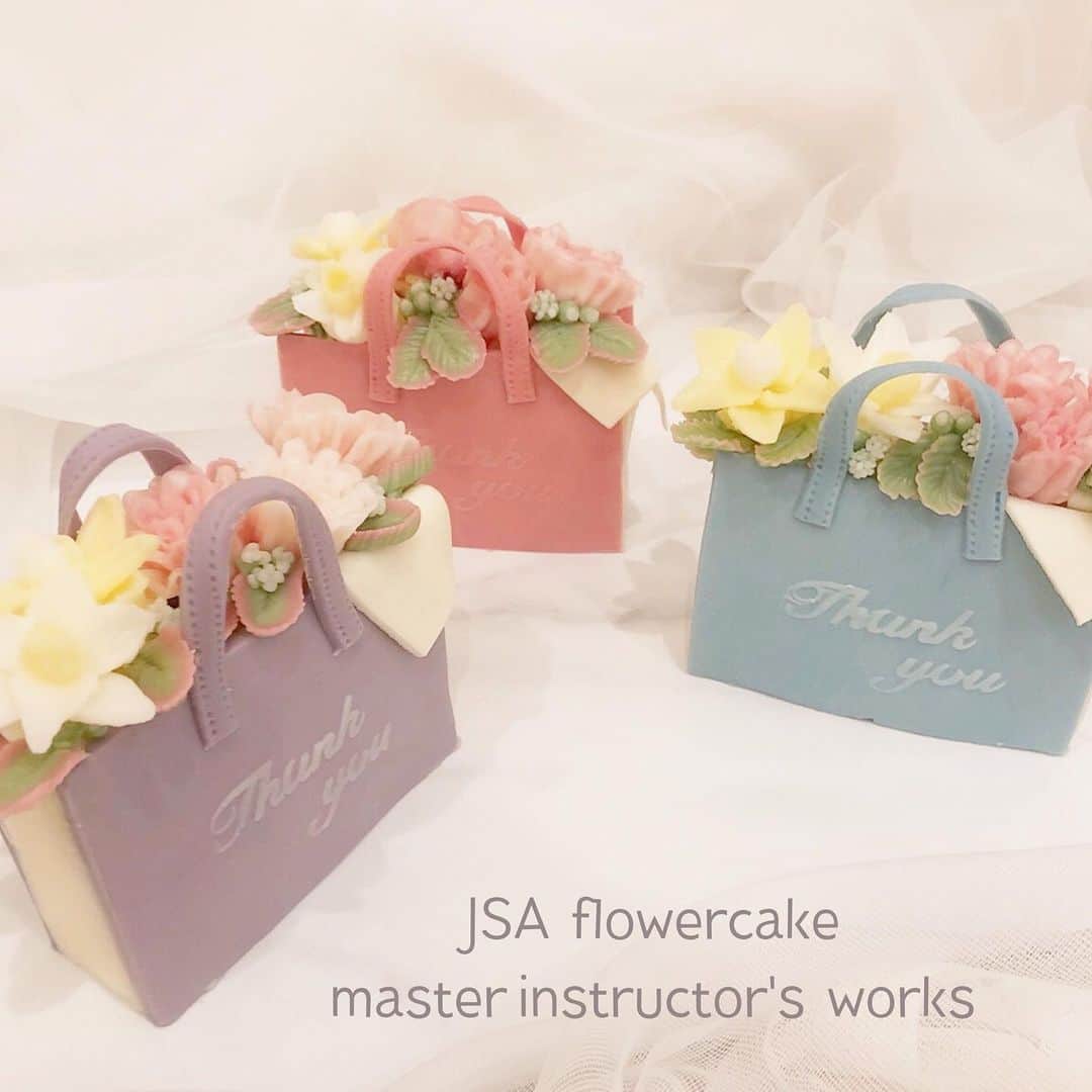日本サロネーゼ協会さんのインスタグラム写真 - (日本サロネーゼ協会Instagram)「フラワーケーキマスター勉強会@芦屋のマスター講師さま作品✨ 『ペーパーバッグフラワーケーキ』🛍とっても美しく作ってくださいました👏  新しいケーキのデコレーション方法、2種の新しい花(口金絞り・ナイフフラワー)を学んでいただきました。  東京開催の勉強会も、お楽しみにされていてくださいね🌷  #フラワーケーキ認定講座 #フラワーケーキ #カーネーションケーキ #flowercake #paperbagcake #バタークリーム #buttercream #フラワーケーキマスター講師#buttercreamcake #flowercakes #flowercakeclass #フラワーケーキレッスン #デコレーションケーキ #JSA #サロネーゼ協会#フラワーケーキレッスン #flowercakeclass##フラワーカップケーキ#플라워케이크#앙금플라워#앙금플라워케이크#러넌큘러스#컵케이크#앙금플라워케익#앙금꽃#韓式唧花#韓式裱花#裱花蛋糕#koreanflowercake #chocolateflowercake」12月2日 19時53分 - japan.salonaise.association