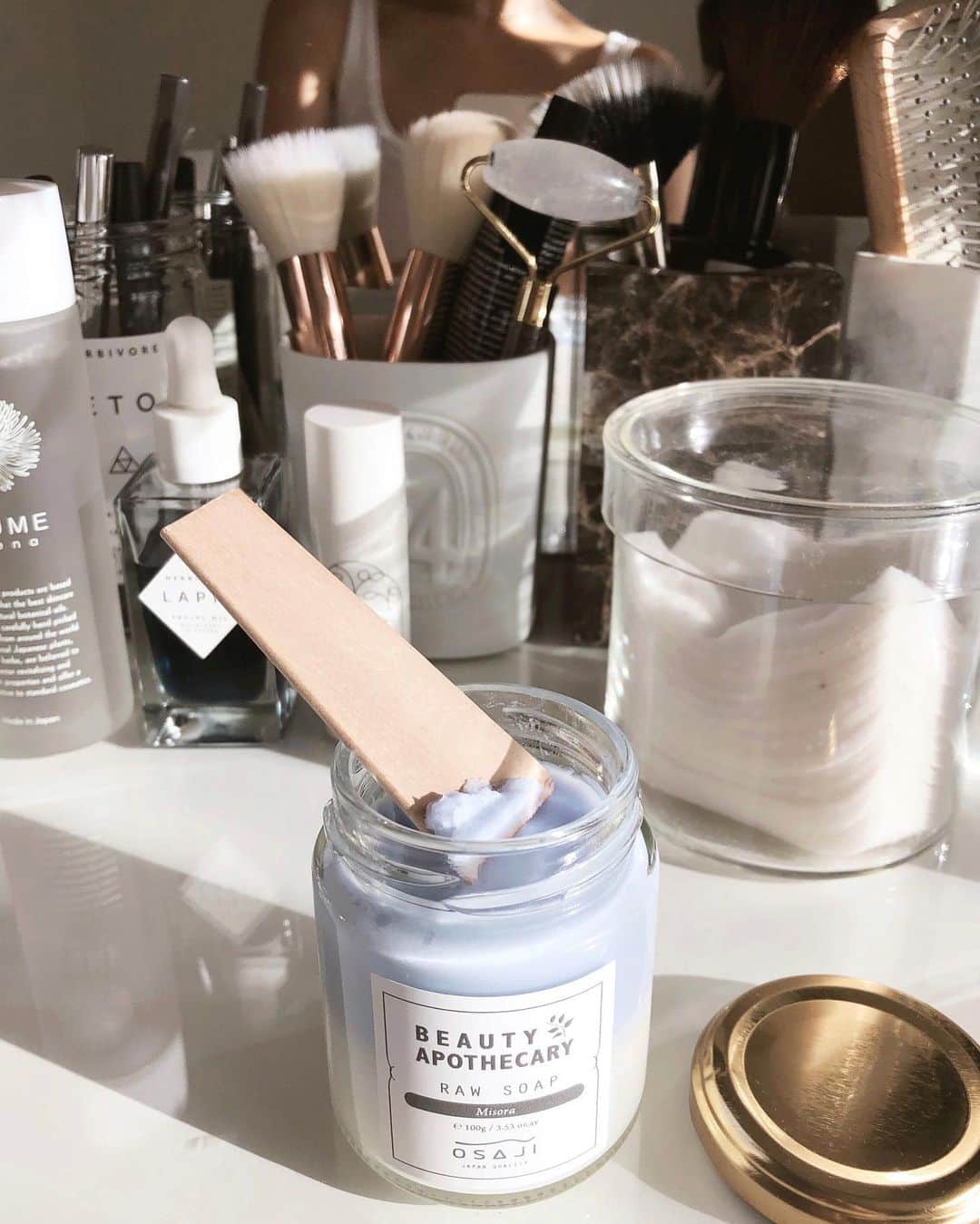 のインスタグラム：「@isetan_beautyapothecary × @osaji__ 🌿  なんとも美味しそうな、OSAJIのローソープ(半熟石けん)🧼 通常の石けん製造では取り除かれてしまう保湿成分(グリセリン)をいかした、半熟石けん。  きめ細かくもこもこに泡立ち、きちんとさっぱり洗い上がる。なんだか日本人が安心する使い心地。  突如どんな市販化粧品も使うことができなくなってしまったご家族のために、自宅のキッチンで化粧品を手作りしたことからスタートしたブランドだそうで 皮膚科学に基づき、敏感肌でも使えるように考慮した処方。 日本の伝統色をベースにしたデザインや、香りにもほっとする。  写真は、伊勢丹新宿ビューティアポセカリーとコラボした限定のローソープ Misora🛁 (”みそらいろ(御空色)”という素敵な名前の澄んだ空の色。ローズやクローブなどがブレンドされたあたたかみのある香り)  OSAJI POPUP SHOP @伊勢丹新宿店本館地下2階=ビューティアポセカリー 明日12月3日(火)までだった！気になる方見に行ってみてね😌🍃 .  #OSAJI#ビューティーアポセカリー#bアポ#伊勢丹新宿#伊勢丹新宿店#isetan#beautyapothecary#rawsoap#ローソープ#オサジ#OSAJIローソープ#敏感肌#ナチュラルコスメ#オーガニックコスメ#ナカセコスメ#スキンケア#半熟石けん#美空#御空色」