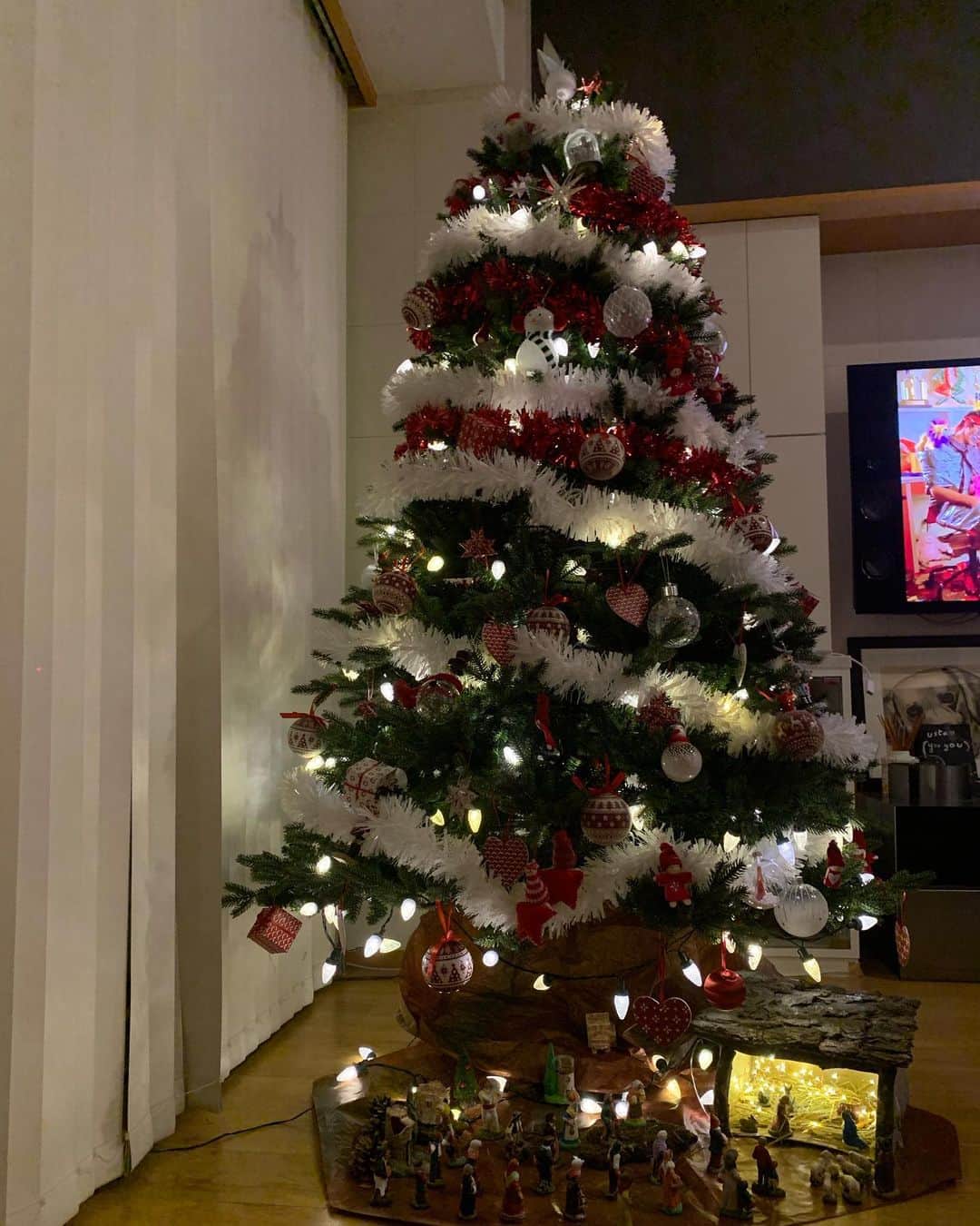 のインスタグラム：「Job’s done !!! Waiting for Santa 🎅!! #christmastree #ルメール騎手 #familytime」
