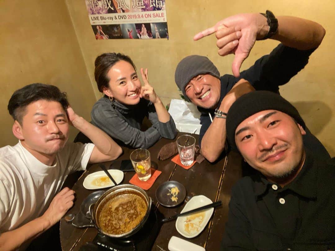 のインスタグラム：「@massaartists のアーティストさんにウラカタのセンスと感覚を学ぶ講習会を行いました。 大好きで尊敬してる　@massa_nakagawa ありがとうございました。 そして私の戦友 @shinyakuraoka  @masaakifukugawa  この4人で仕事をしてお疲れ様の乾杯ができる時間は最高でした。 新ビジネス　@magazine_crew は人を笑顔にする。」