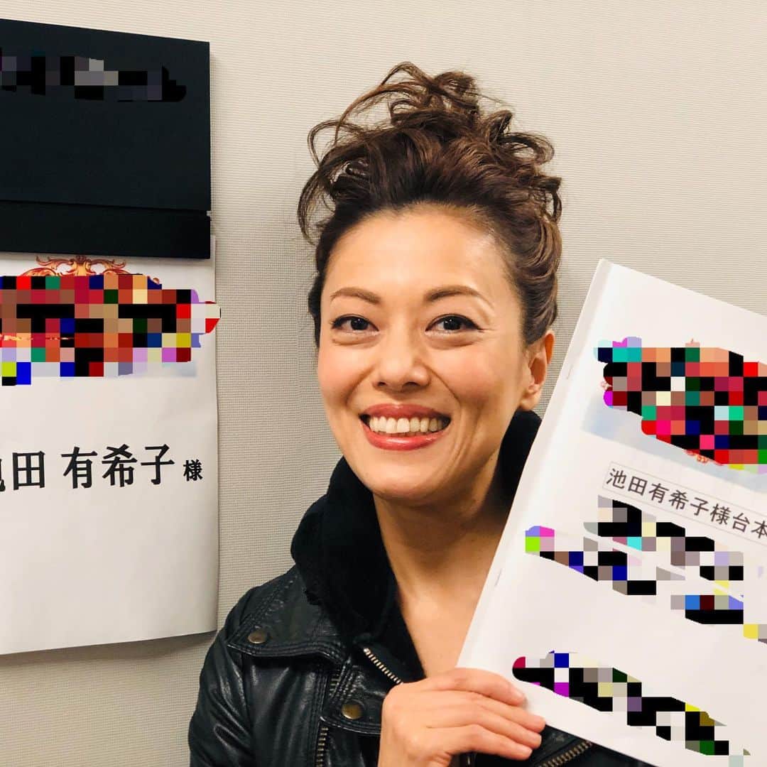 池田有希子のインスタグラム：「#イノサンmusicale 休演日の今日はテレビ番組2本の収録をさせていただきました。全く違う趣の2番組、面白かった😆放送日と番組名はまた告知させていただきます🙏 あ、写真は今日の私とイノサンの私🤣  #theaterlife」
