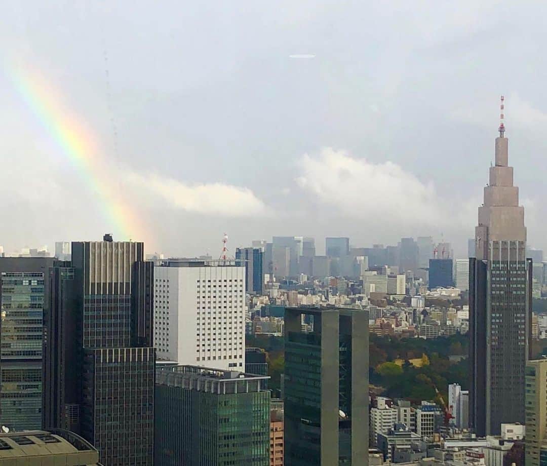 Park Hyatt Tokyo / パーク ハイアット東京さんのインスタグラム写真 - (Park Hyatt Tokyo / パーク ハイアット東京Instagram)「雨模様の1日になりそうな午後の束の間、ふと窓の外に視線を移すと美しい虹がかかっていました。 ほんの一瞬でしたが、しばし心潤う時間に。  After this morning’s gloomy weather, a rainbow peeking through the clouds appeared over the Shinjuku skyline lifting our spirits.」12月2日 20時18分 - parkhyatttokyo