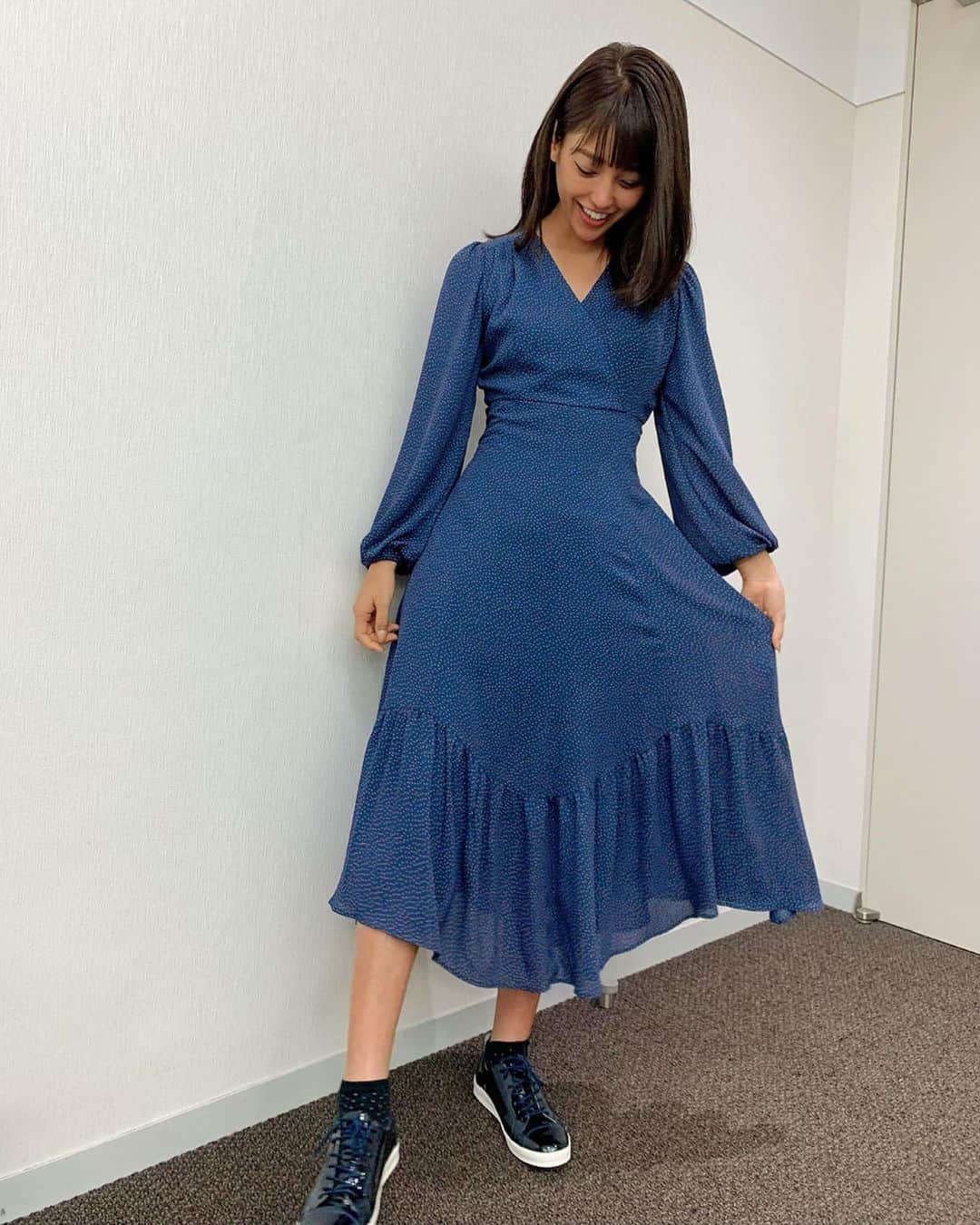 岡副麻希さんのインスタグラム写真 - (岡副麻希Instagram)「🍓﻿ こんばんは！﻿ 週はじめの#げつようび ♩﻿ 膝をぶつけてたんこぶできちゃいました笑﻿ #痛い﻿ ﻿ なので？足元に気を付けながら﻿ 雨にも負けず#くるくる (^o^)💞﻿ ﻿ 今週も元気に、はっぴー溢れますように❣️﻿ ﻿ 👗#andcouture ﻿ 👟#onitsukatiger」12月2日 20時11分 - maki_okazoe_official