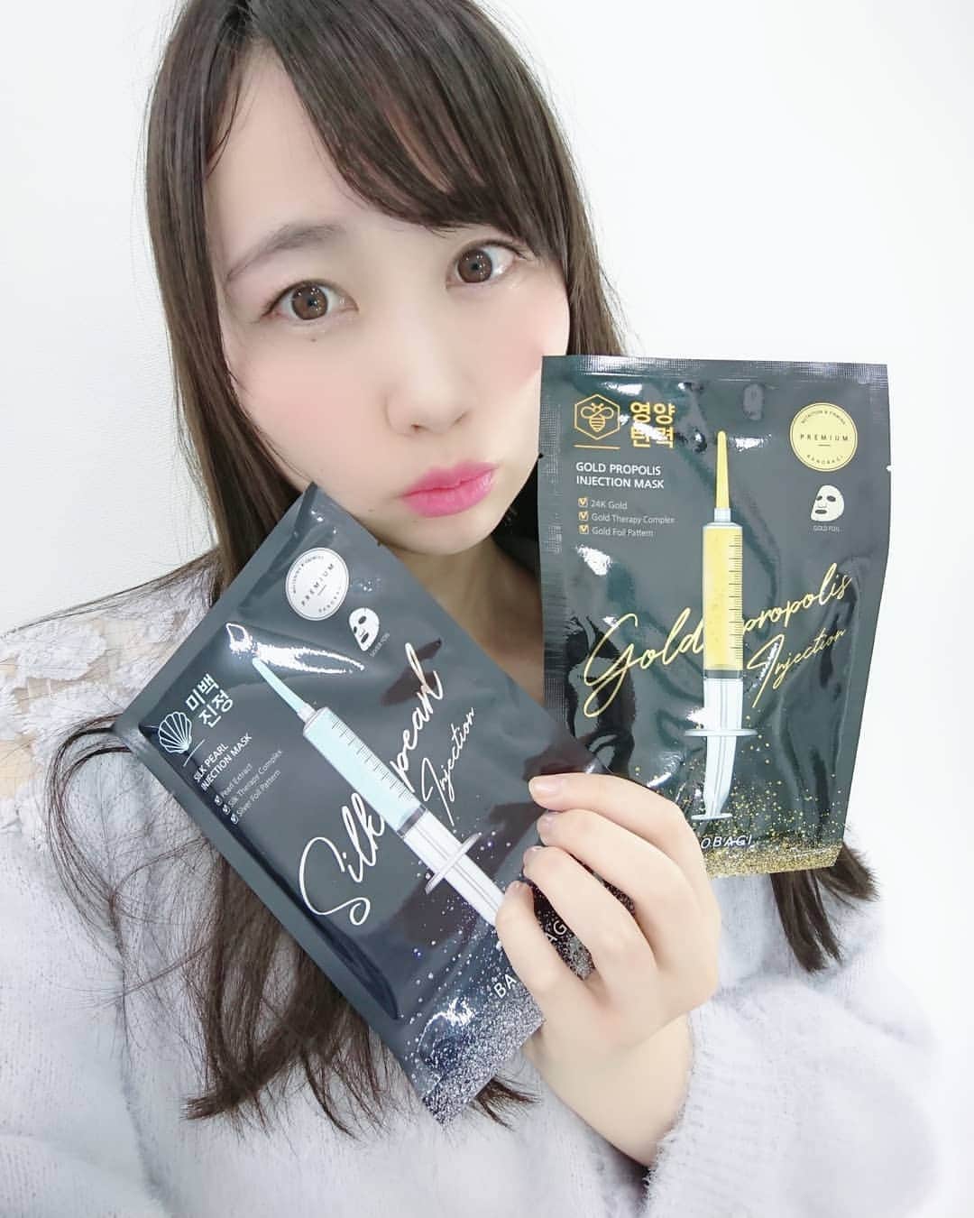 のインスタグラム：「パック好きな私✨韓国No.1の美容外科が開発した #バノバギ マスク💖  @kancos_holic で売ってるのを試してみたよ👧  ゴールドのマスク👑 #金バギ 👑 🔸23K、高濃度プロポリス配合 🔸ハリ、シワ改善、弾力肌に 🔸とろみのあるゼリーのようなテクスチャー  シルバーのマスク❄️ #銀バギ ❄️ 🔹ヒアルロン酸、17つのアミノ酸配合 🔹美白、透明感、肌鎮静効果 🔹ミルクのようなしっとりテクスチャー  どっちも吸着力あってズレにくい✨そしてシート表面の模様がめっちゃ可愛い😍❤️ 韓国のパックはそれぞれ個性あったり、おとといも使って翌日の肌ノリが良くなって効果がしっかり出るからいろんなの試したくなっちゃうね♪ . . . . . . 💜∴..∴..∴..∴..∴..∴..∴.💜 . . . . . #banobagi #kancosholic  #skincare #facepack #cosme #beauty #gold #silver #abematv #abemashopping #韓国コスメ #コスメ #美白 #美肌 #透明感 #エイジングケア #フェイスパック #スキンケア #美容 #美容女子 #美容レポ #アンバサダー募集 #白葉まり #グラビアアイドル」