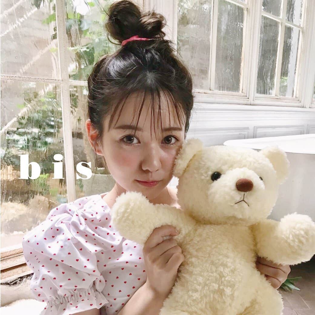 のインスタグラム：「.﻿ 🌹 𝐧𝐞𝐰 𝐢𝐬𝐬𝐮𝐞 🌹﻿ ﻿ bis January 2020﻿ ﻿ 𝑃𝑙𝑒𝑎𝑠𝑒！𝑚𝑒𝑠𝑑𝑒𝑚𝑜𝑖𝑠𝑒𝑙𝑙𝑒𝑠 - 女の子が愛する、女の子達 -﻿ ﻿ 今日は佐藤ノアちゃんのオフョットを公開🧸﻿ ノアちゃんは「美人℃を上げる温活美容 」の企画に登場します❤︎ぜひ本誌をチェックしてみて✨﻿ ﻿ ﻿ ❤︎bis 1月号のご購入はこちらから❤︎﻿ セブンネット→ bit.ly/37twta1﻿ 楽天ブックス→ bit.ly/35ogJmO﻿ HMV&BOOKS online → bit.ly/33fTvO8﻿ ﻿ bis 1月号をもう読んでくれたみんな、ぜひコメントに感想を書いてね🧸待ってます✨﻿ ﻿ ﻿ #佐藤ノア #ノアちゃん #オフショット #bis_web」