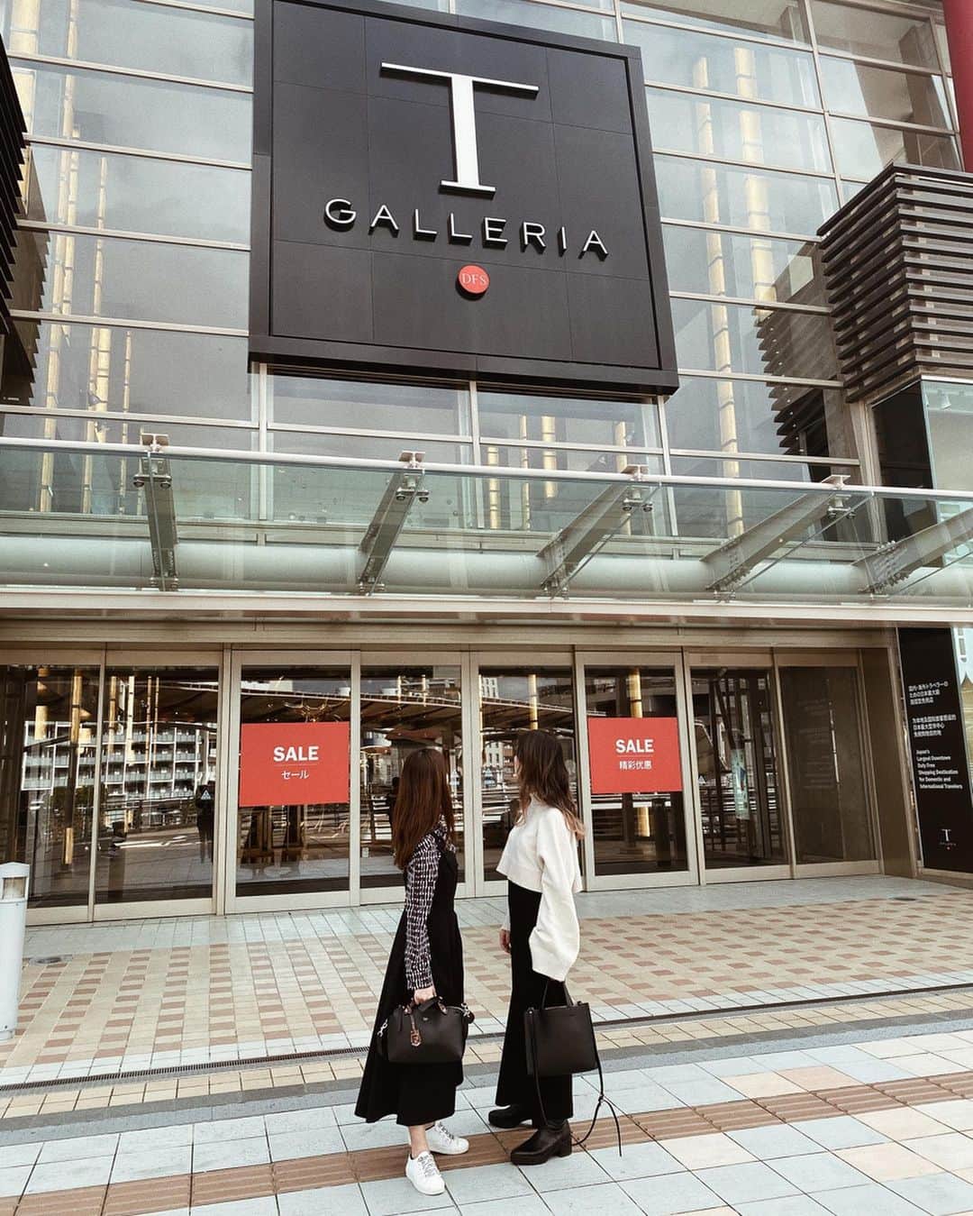 武村沙愛さんのインスタグラム写真 - (武村沙愛Instagram)「. 最近ファッションエリアがリニューアルオープンしたTギャラリア沖縄 by DFSに行ってきました✈︎ @dfsjapanofficial . 国内旅行でも免税でお買い物できる唯一の免税店で150以上のブランドがあって、沖縄限定アイテムもたくさんあったよ🏝 ハイブランドのアイテムからデパコス系までお買い得すぎて二人であーじゃないこーじゃない迷いに迷った、、 . 皆様もぜひ沖縄に行った際は立ち寄ってみてねん💋 . . #沖縄旅行 #女子旅 #ショッピング #旅行 #国内旅行 #免税店 #免税店コスメ #免税店情報 #pr #DFS沖縄 #Tギャラリア #Tギャラリア沖縄」12月2日 20時17分 - sachika_takemura