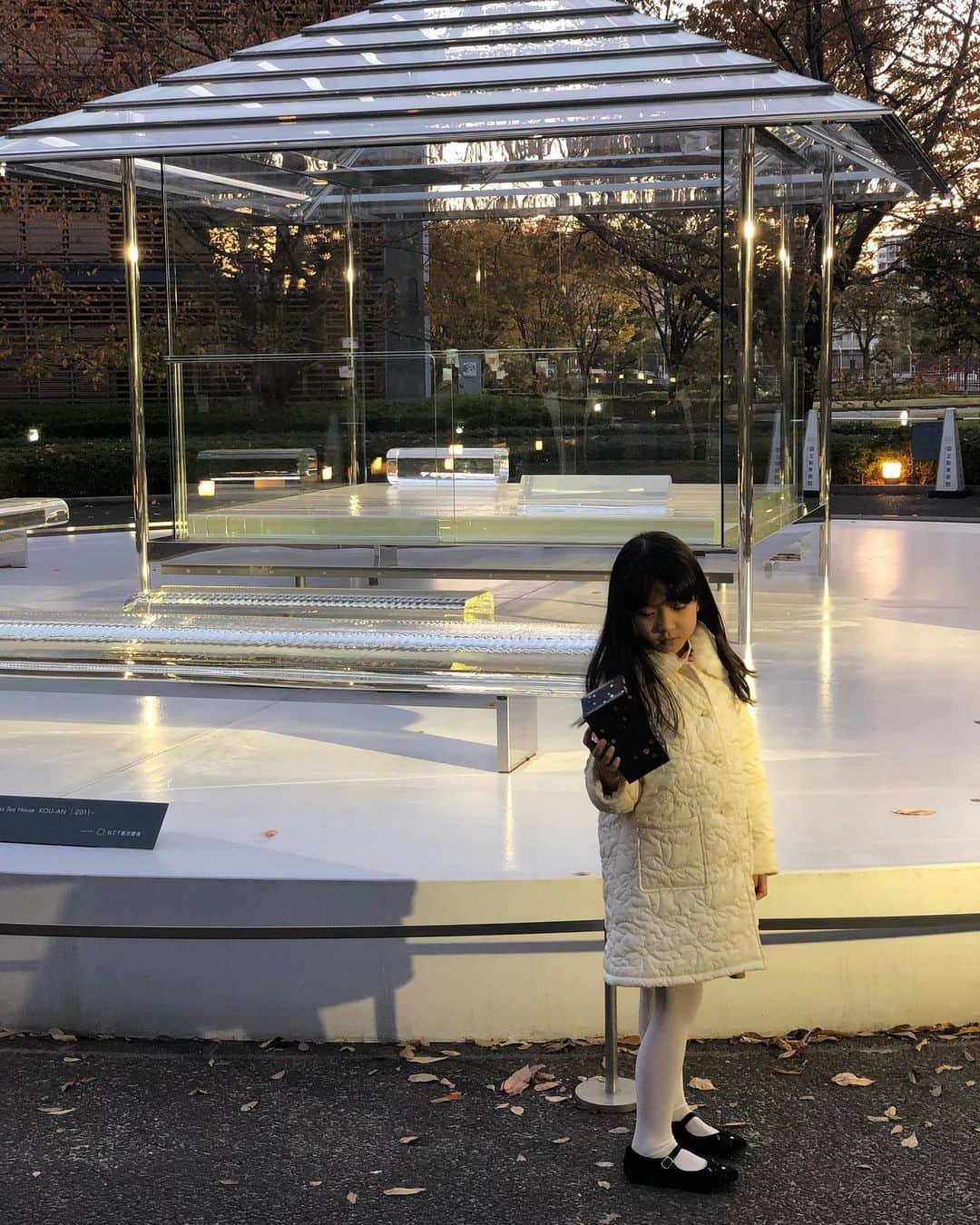 丸山悠美さんのインスタグラム写真 - (丸山悠美Instagram)「週末は...👧🏻💕 . 国立新美術館で12月16日まで開催中の 「カルティエ、時の結晶」  その親子ワークショップに参加してきました！  @cartier  @Craftie.jp  ワークショップでは、 展示会でも展示されている プリズムクロックを作りました✨  プリズムクロックとは、 1952年にカルティエが制作した 鏡と光の反射を利用した時計です🕰  クイズや鏡文字ドリルで 光の反射や鏡の仕組みを学びながら オリジナルプリズムクロックを制作！  几帳面の娘は集中しすぎて 私が話しかけられない空気感。笑. . 「あれ、反対になっちゃった〜！」と 鏡文字の文字盤を書くのが大変そうだったけど キラキラの自分だけの時計に大満足💕 リビングの飾り棚に飾っています。  一生の想い出になりました💎✨ . .  #カルティエ時の結晶 #国立新美術館 #カルティエ #ワークショップ #プリズムクロック #時計 #親子 #子連れ #ママ #小学生 #cartier #Craftie #workshop」12月2日 20時19分 - maruyumi