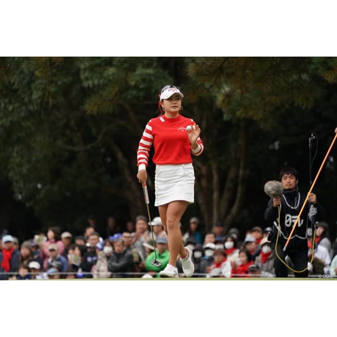 のインスタグラム：「.. 日本女子プロゴルフツアー 2019年 最終戦 LPGAツアーチャンピオンシップリコーカップ  73 70 72 67 [Total -6]４位でした。 . 本大会をもちまして2019年シーズンが終了致しました。 . まずはじめに、たくさんのご声援をいただきました皆様、 所属させていただいております RICOH様 スポンサードをしていただいております、 アクサ生命様 Matera様 MIURA様  ファーストコンサルティング様 キャロウェイゴルフ様 キャロウェイアパレル様 1年間ありがとうございました。 大会を支えてくださいました運営の方々、 ボランティアの皆様、 本当にありがとうございました。 . そしていつもそばで支えてくれた家族、目澤コーチ、 キャディーさん、クラブメーカーのみなさん、 大学の先生方、お友達、心から感謝しています。 . LPGAレギュラーツアールーキーイヤーで迎えたこの一年。 長いようであっという間に過ぎたシーズンでした。 全てが新鮮で、新しくて、 今年1年間でたくさんの経験をさせていただきました。 . 開幕して4戦目で優勝することができ、 夏の始まりには何度も何度も優勝争いをしては負け、 悔しくて情けなくてほぼ泣いてた。 パットで苦しんで予選落ちが続き、 気持ちも保つことができなくなって落ち込んで。 "私らしいプレースタイル"がわからなくなって、 自信をもてずどんなに考えても前が真っ暗で 其処から抜け出せなくなって。 それでもふとした新しい出会いと感銘を受けた思考が、 また前を向くきっかけをくれ 私にとって大きな一歩となりました。 . 夢であったアメリカツアー挑戦への切符も 獲得することができ、 本当に本当に全てが新しい経験ばかりで、 きっとこれからのゴルフ人生にも活きてくる 貴重な時間を過ごさせてもらった1年間でした。 . これからじっくり今シーズンを振り返り 課題を明確にして練習、トレーニングに励み、 来シーズンの準備をしたいと思います。 . 皆様、1年間、たくさんのご声援を頂き 本当にありがとうございました。 . 来シーズンはアメリカツアー🇺🇸を主戦場とし、 日本ツアーも数試合、戦わせていただきます。 . これからも、応援の程、宜しくお願い致します。 . #2019 #感謝 . #もーーーう泣かない。笑 . 最後の最後、18番のバーディー、 うれしかった...笑 .」