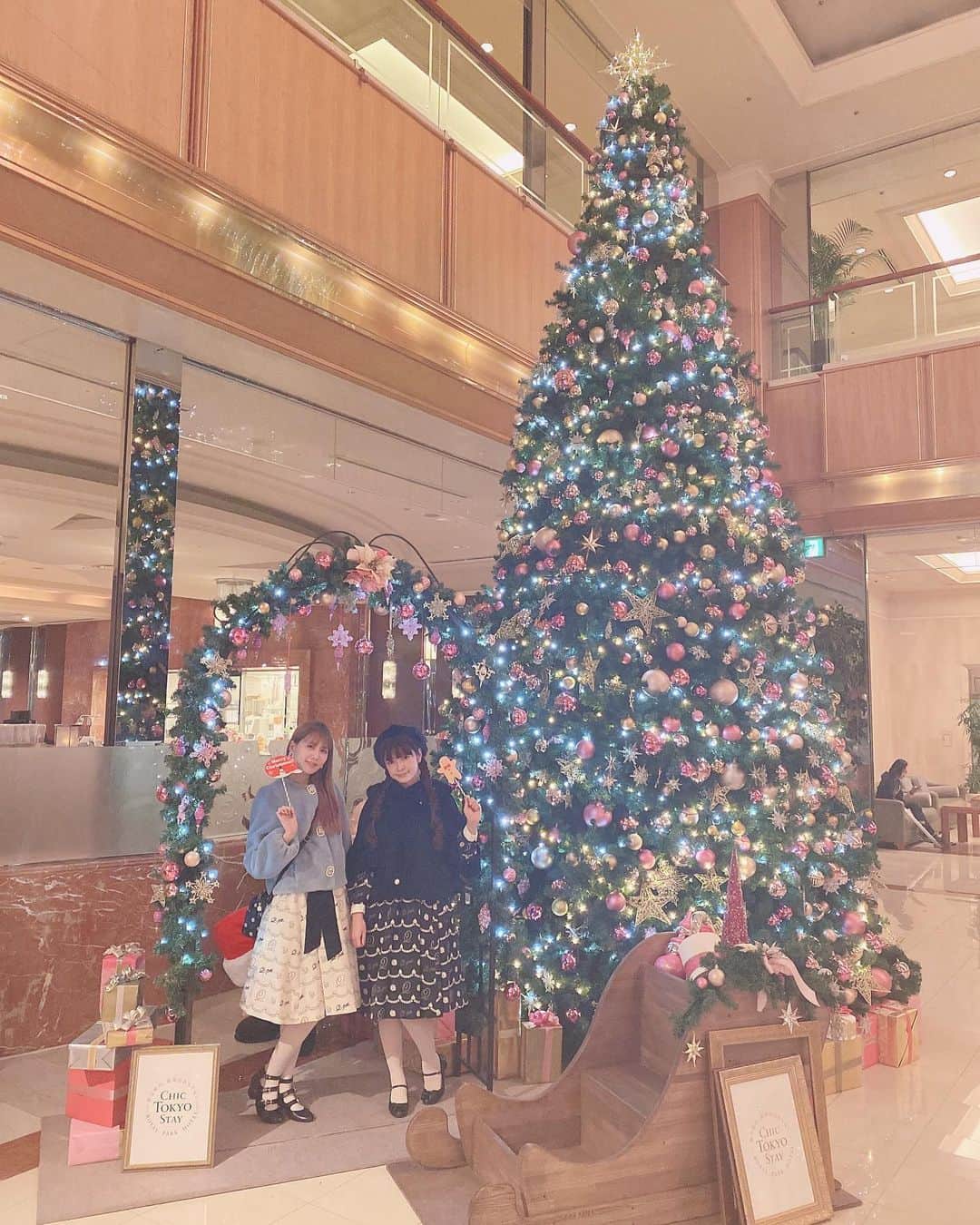 青木美沙子さんのインスタグラム写真 - (青木美沙子Instagram)「ロイヤルパークホテルさんの クリスマスアフタヌーンティーに行きました💓 クリスマスをイメージしたアフタヌーンティーで可愛くて、美味しかったです❣️ ロビーにも大きなクリスマスツリーが飾ってあって綺麗でした💓 #ロイヤルパークホテル #クリスマスアフタヌーンティー」12月2日 20時29分 - misakoaoki