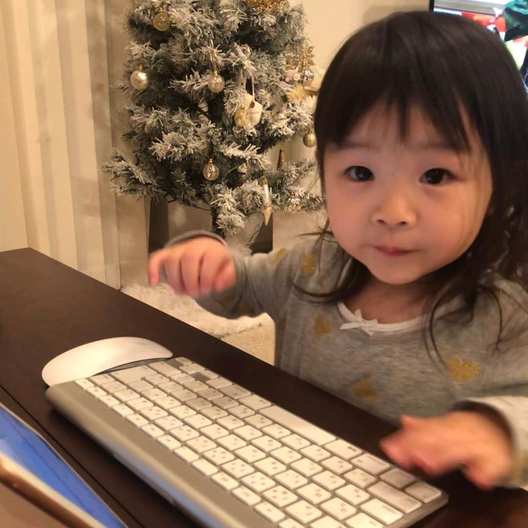 田中雅美さんのインスタグラム写真 - (田中雅美Instagram)「お仕事してるの。 だって。笑笑  #二歳 #女の子 #色んなことに興味津々」12月2日 20時30分 - tanakamasami_official