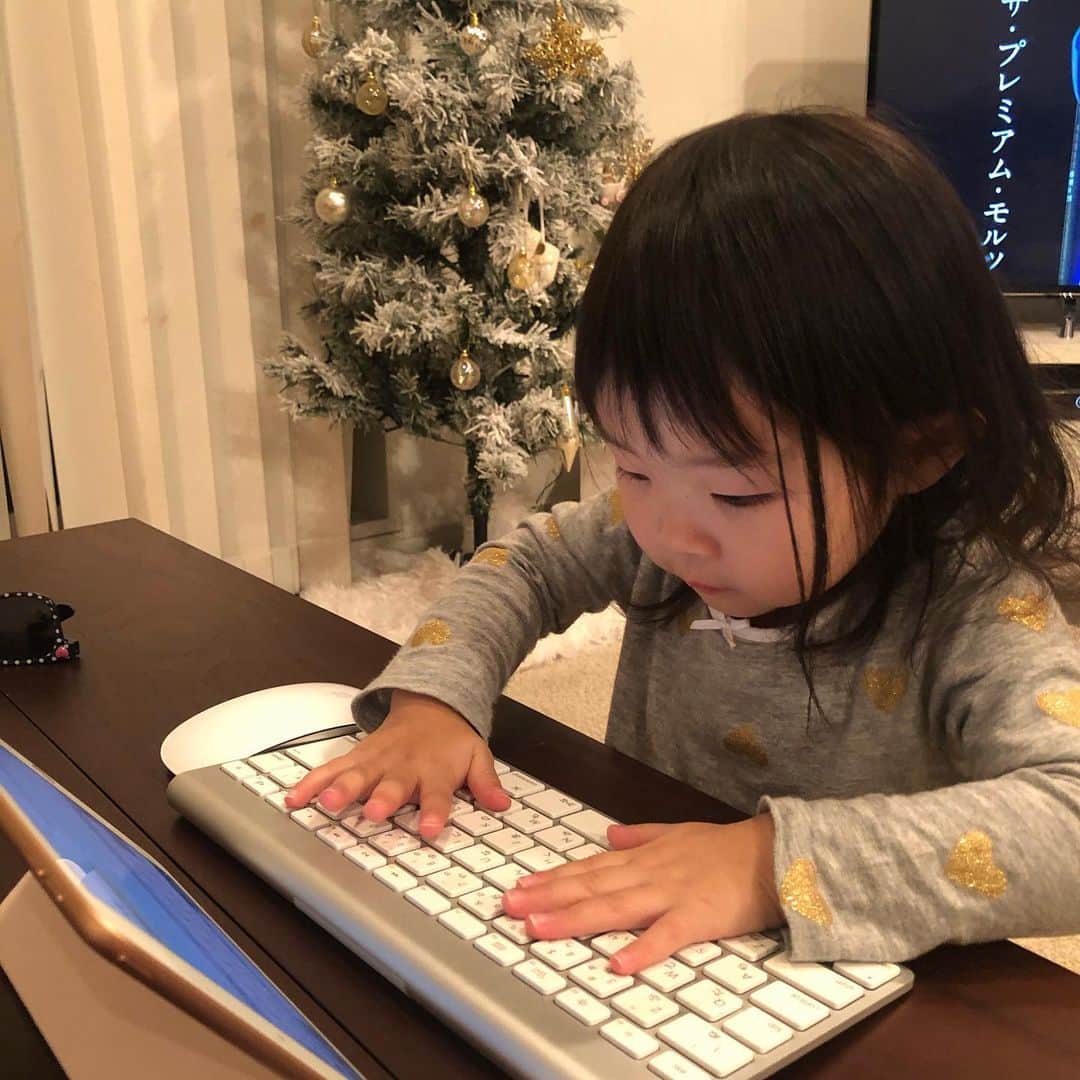 田中雅美さんのインスタグラム写真 - (田中雅美Instagram)「お仕事してるの。 だって。笑笑  #二歳 #女の子 #色んなことに興味津々」12月2日 20時30分 - tanakamasami_official