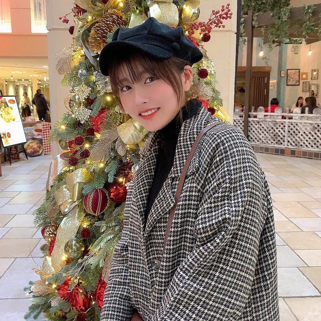のインスタグラム：「すっかりクリスマスムードだね〜🎄 みんなはなにか予定あるのかな？︎︎︎︎☺︎ 私は友達とこたつに入りながらクリスマスのトラック流してケンタッキーを食べる予定だよ🐓♡笑 楽しいクリスマスにしようね〜( ᵒ̴̷͈ᗨᵒ̴̶̷͈ ) ･ ･ コートは7THINGS(@7things.official )さん︎︎︎︎☺︎ #千鳥格子 柄！可愛い🥰 ･ ･ ･ #selfie #xmas #xmastree  #セルフィー #恵比寿 #クリスマスツリー #冬コーデ」