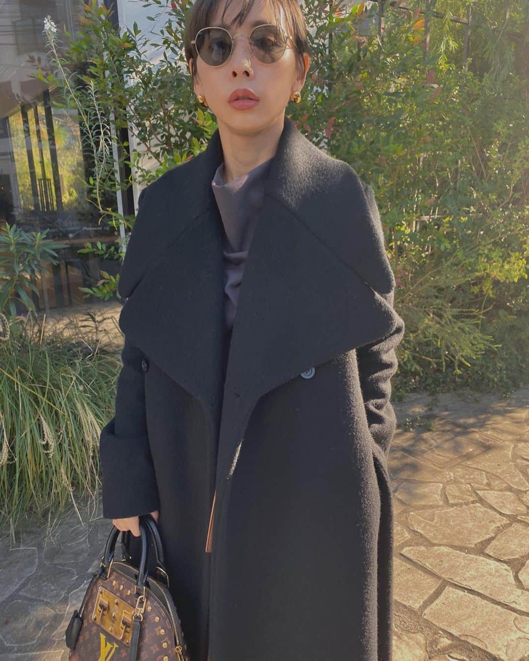 黒石奈央子さんのインスタグラム写真 - (黒石奈央子Instagram)「あめりふく。 . . UNDRESSED DAMBO COLLAR COAT ¥37000+tax 12/3 UNDRESSED DRAPE COLLAR BLOUSE ¥11100+tax 12/10 UNDRESSED SUPER FLARE PT ¥18500+tax 12/10 . 明日からいよいよダンボコートが発売！！ 大本命のブラック！！ カラーはかなり迷うやつだけど結局どのカラーを選んでも後悔させません！w . .  @ameri_shinjuku @amerivintage @ameri_daikanyama @ameri.shinsaibashi #ameri#amerivintage #fashion #vintagefashion #coordinate#ootd#outfit#osanposnap #705_outfit #大人ファッション #大人コーディネート #大人スタイル #modestyle #modefashion#modecasual」12月2日 20時34分 - blackstone705