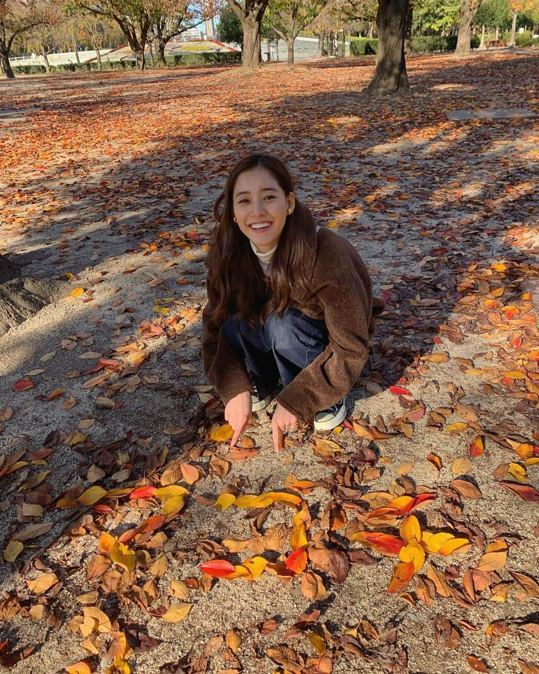 新木優子さんのインスタグラム写真 - (新木優子Instagram)「撮影の待ち時間に落ち葉で、、🍂♡ なんて書いてあるでしょう☺️ #モトカレマニア　オフショット📷」12月2日 20時43分 - yuuuuukko_