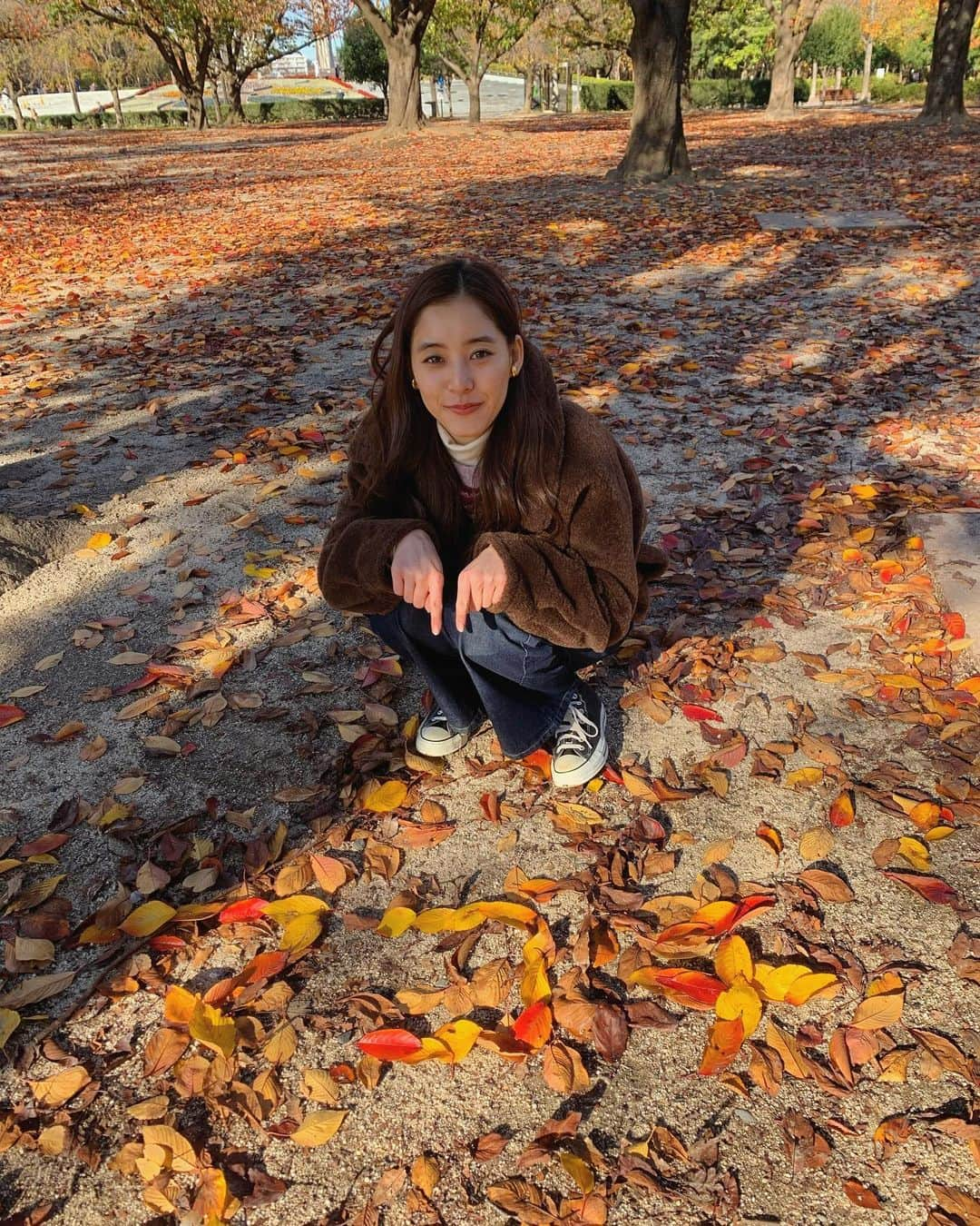 新木優子さんのインスタグラム写真 - (新木優子Instagram)「撮影の待ち時間に落ち葉で、、🍂♡ なんて書いてあるでしょう☺️ #モトカレマニア　オフショット📷」12月2日 20時43分 - yuuuuukko_