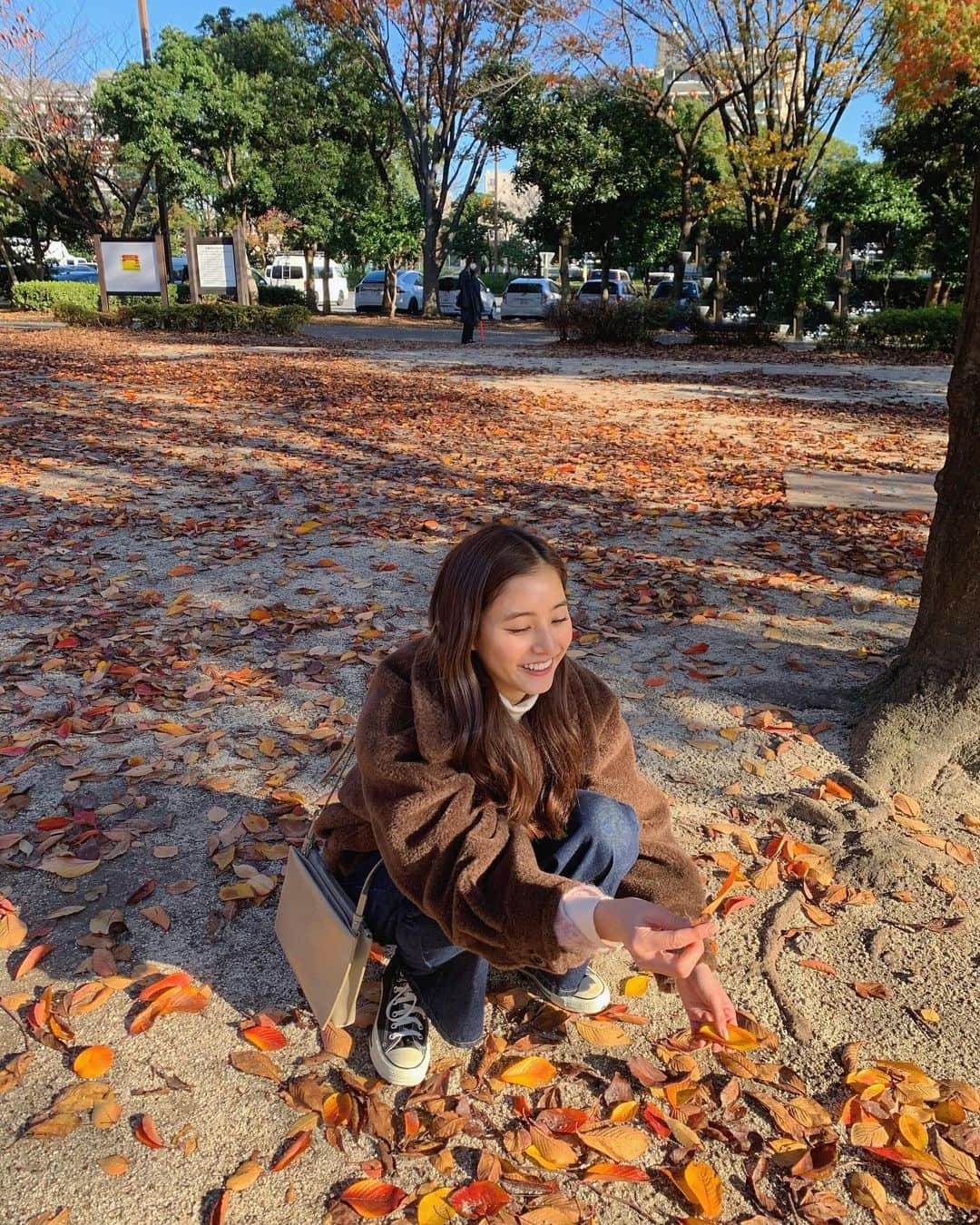 新木優子さんのインスタグラム写真 - (新木優子Instagram)「撮影の待ち時間に落ち葉で、、🍂♡ なんて書いてあるでしょう☺️ #モトカレマニア　オフショット📷」12月2日 20時43分 - yuuuuukko_