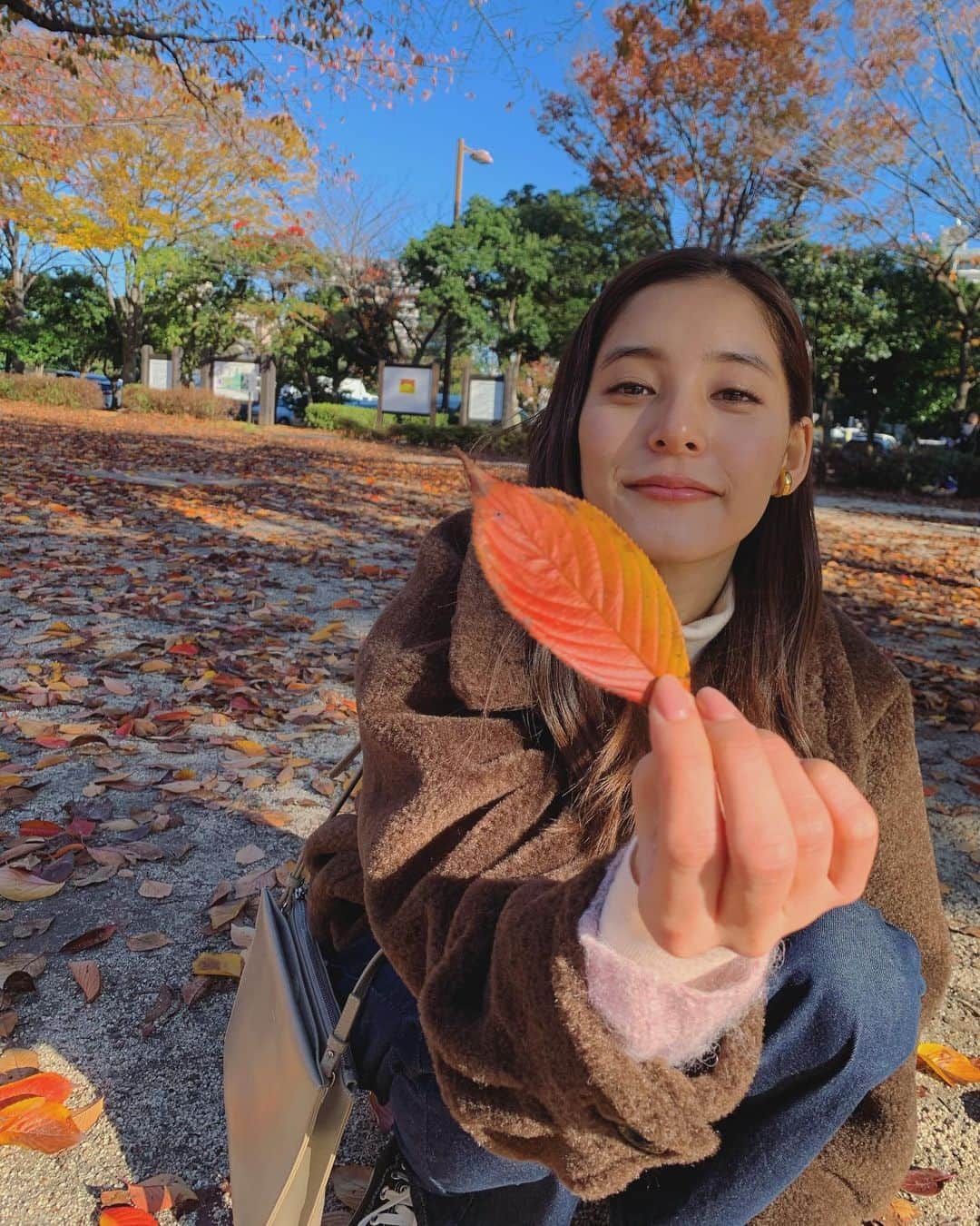 新木優子さんのインスタグラム写真 - (新木優子Instagram)「撮影の待ち時間に落ち葉で、、🍂♡ なんて書いてあるでしょう☺️ #モトカレマニア　オフショット📷」12月2日 20時43分 - yuuuuukko_