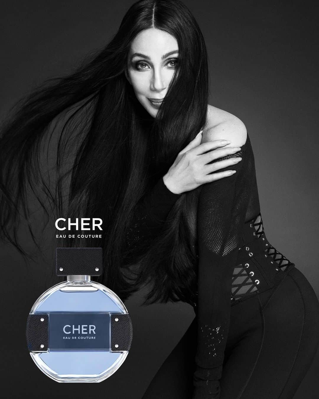 シェールさんのインスタグラム写真 - (シェールInstagram)「Cyber Monday surprise: New Cher Eau De Couture campaign 😘」12月3日 2時12分 - cher