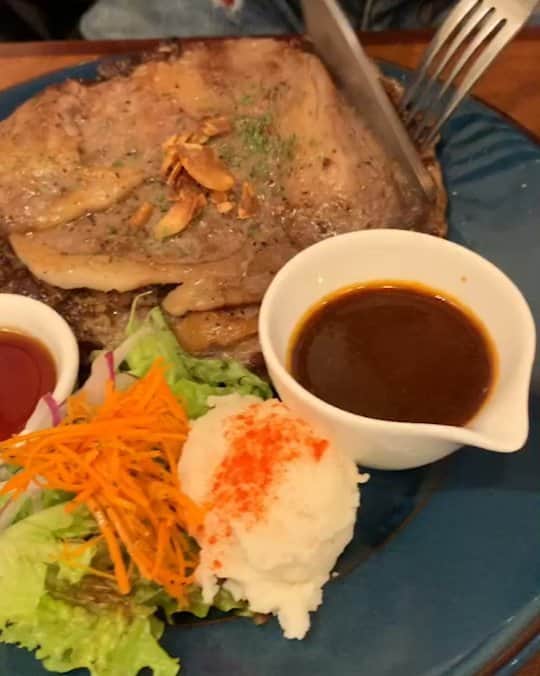 金本浩二のインスタグラム：「西区にある【神戸ハンバーグウエスト】で、(金本Special)なるものを食べて来ました😋 ビーフハンバーグ上に、リブロースが🤪 Specialのハンバーグは、肉肉しいのです❕全国旅してる俺の中ではNO.1のハンバーグですね🍴😉」