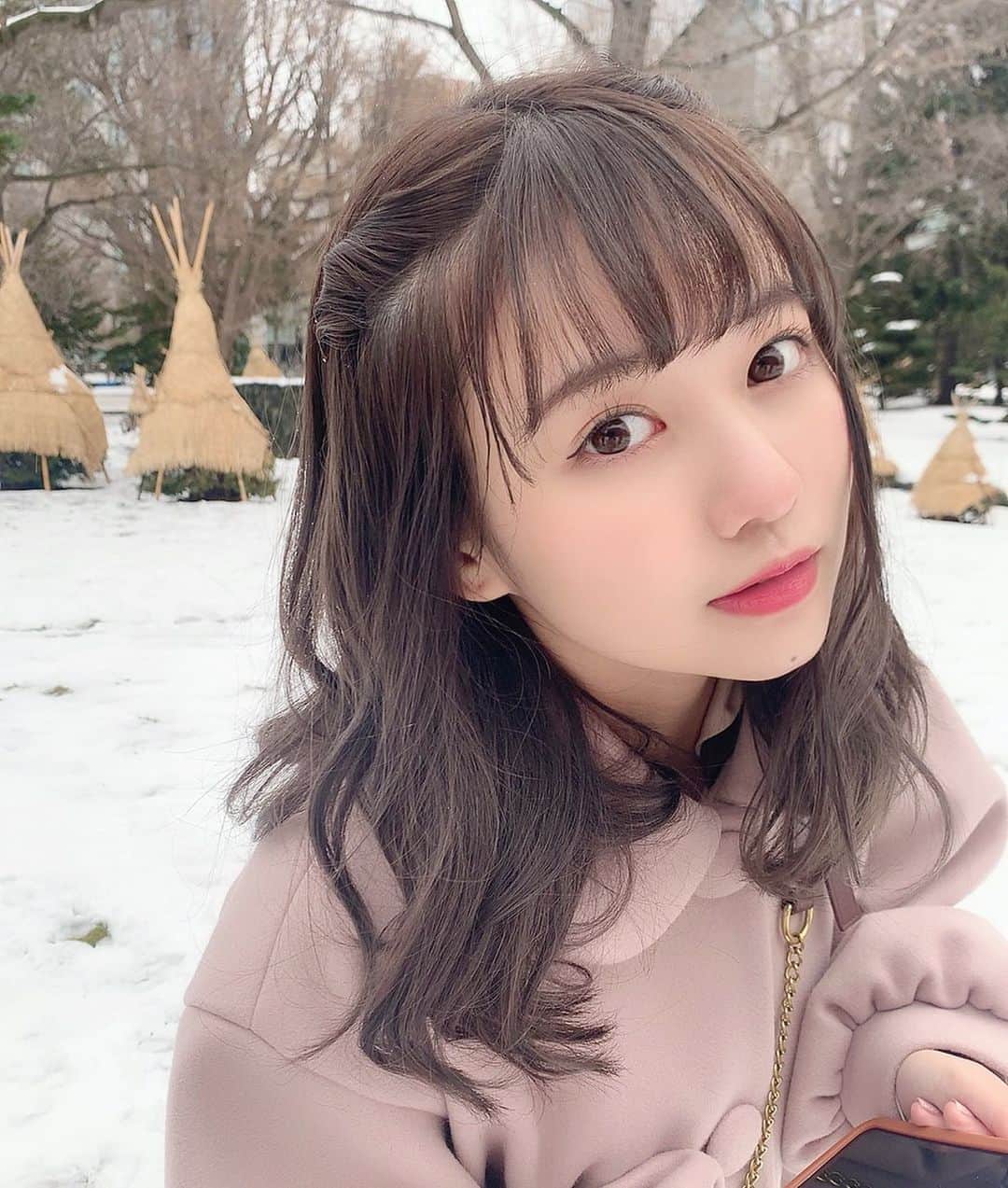 高橋有紀のインスタグラム：「札幌で撮影めちゃハードでしたが、可愛かったので楽しかった❤︎ やっぱり雪が似合う❄️ #hairmake #osakana_yuki  #佐藤ノア #JALpak」