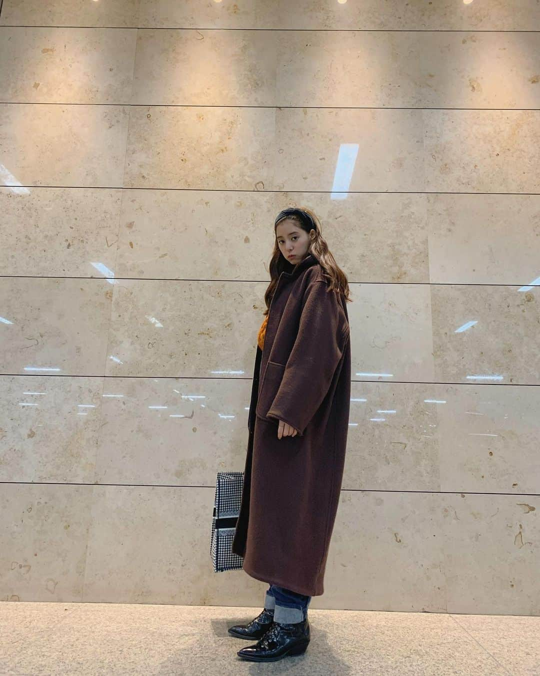 新木優子さんのインスタグラム写真 - (新木優子Instagram)「私服  coat : @public_tokyo × @mayukoarisue  knit : @ilovemrmittens  bottom : levi's (vinage501) shoes : @coach  bag : @dior  hairband : @ca4la_official  コートのシルエットとサイズ感そして色が絶妙、、お気に入りすぎる☺️」12月2日 20時52分 - yuuuuukko_