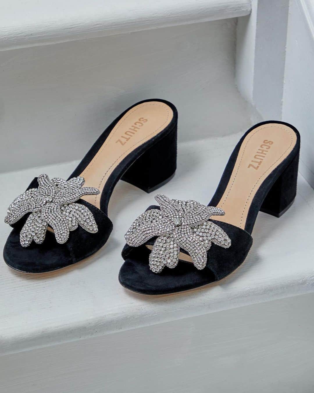 のインスタグラム：「Comfortable, yet sparkly... the ultimate festive combination ✨ @schutzoficial #THEOUTNET  Shop all your favorite #Schutz looks, just visit #linkinbio 👆」