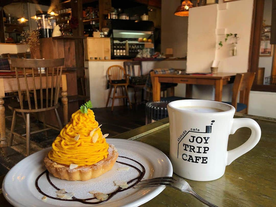 太田江莉奈さんのインスタグラム写真 - (太田江莉奈Instagram)「ストーブの暖かい部屋で頂くケーキとコーヒー🎃 誰もいないくて静か😉 . .  #cafe #joytripcafe  #cake#coffee#cafelatte  #薬院カフェ#福岡カフェ #かぼちゃのタルト#カフェオレ」12月2日 20時54分 - erina_o_