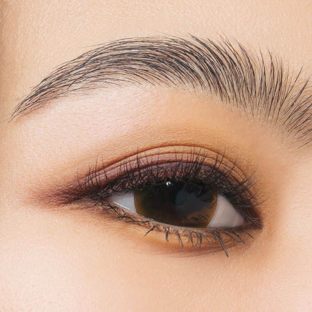 M∙A∙C Cosmetics Japanのインスタグラム：「ㅤ 2019年秋冬人気カラーでアイメイク👀✨ ㅤ ゴールドに輝くマスタードブラウン色のナチュラル ウィルダネスを目元全体にのせ、二重幅にウォーム トープ色のシェイディ サンタをオン。目の際には、ダーク ウォーム バーガンディー色のサンドストーンと、ダークブラウンのアイライナーを引き、瞳の吸引力をUP✨ ㅤ ↓↓使用製品↓↓ [スモール アイシャドウ] ナチュラル ウィルダネス [スモール アイシャドウ] シェイディ サンタ [スモール アイシャドウ] サンドストーン [パワー ポイント アイ ペンシル] スタボーン ブラウン ㅤ ㅤ MAKEUP & MODEL: M·A·C ARTIST KANA KIKUCHI @mac_m0101  PHOTO: @takaki_iwata ㅤ ㅤ ㅤ ㅤ ㅤ #MACCosmeticsJapan #MACコスメ #MACCosmetics #コスメ #メイク #アイシャドウ #アイカラー #スウォッチ #アイブロウ #ブラウンメイク #ラメメイク #ブラウン #ゴールド #ゴールドメイク #マスタード #セルフメイク #コスメ紹介 #コスメ購入品 #makeup #cosme #cosmetics #beauty #brown #eyemakeup」