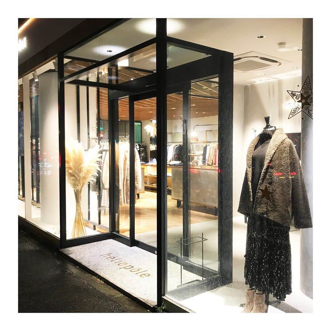 エリオポールさんのインスタグラム写真 - (エリオポールInstagram)「. Étoile 11.22.fri - 12.31.tue . HÉLIOPÔLE各店では、Étoile(＝星、スター)をテーマにしたx'mas装飾が始まっています。 いつもより少しドレスアップをして、煌めき出す街へ。 ギフトにおすすめなニットや小物なども豊富に取り揃えております。 . . #HELIOPOLE30eme #HELIOPOLE #heliopole #エリオポール #2019aw #autumnwinter #selectshop #セレクトショップ #fashion #style #daikanyama #marunouchibuilding #sapporostellarplace #nambaparks #xmas #christmas #noel #クリスマス #ノエル」12月2日 21時00分 - heliopole_official
